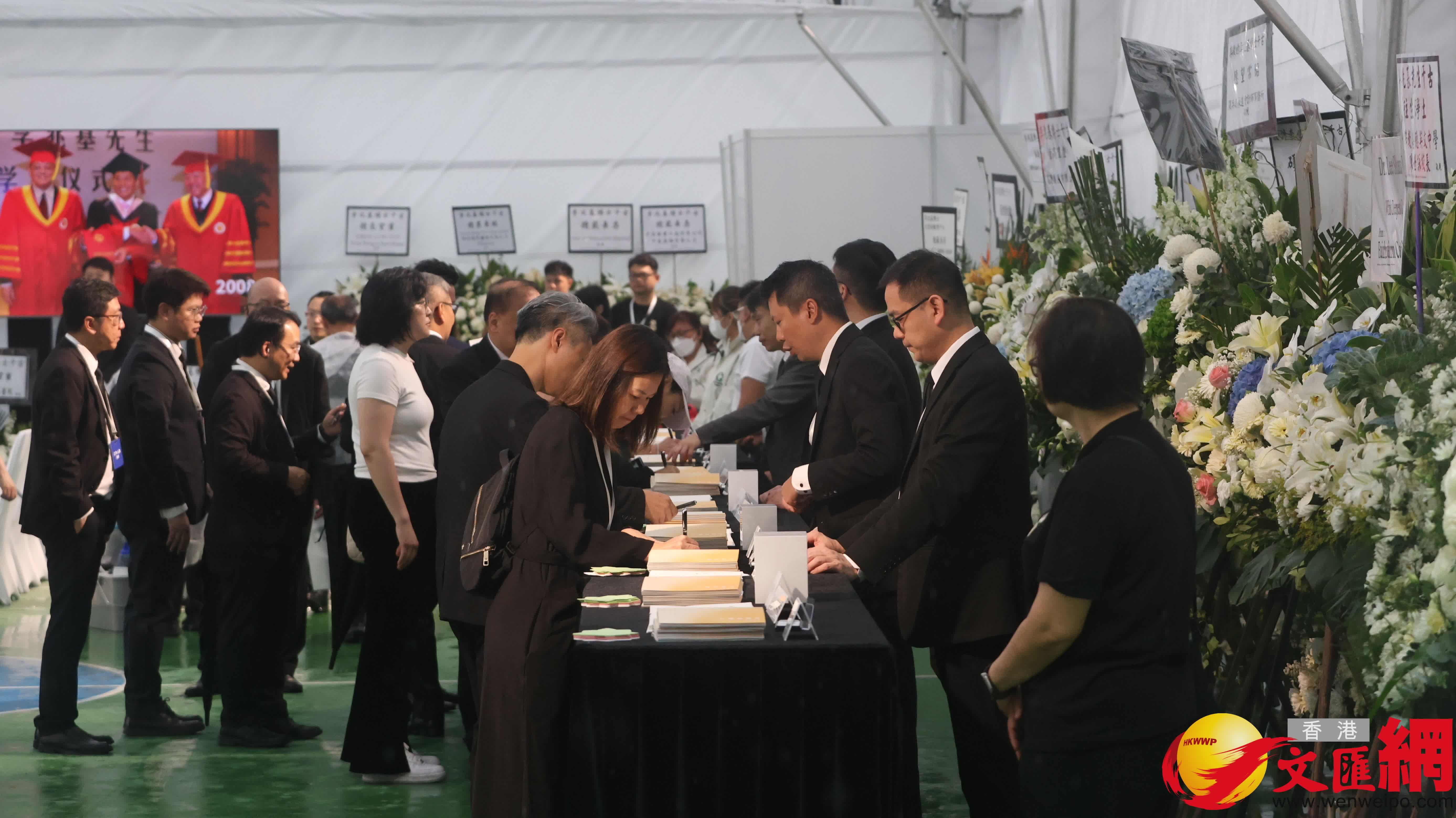今早陰雨綿綿,但仍有不少市民到場。(香港文匯報記者 曾興偉攝) 今早陰雨綿綿,但仍有不少市民到場。(香港文匯報記者 曾興偉攝)