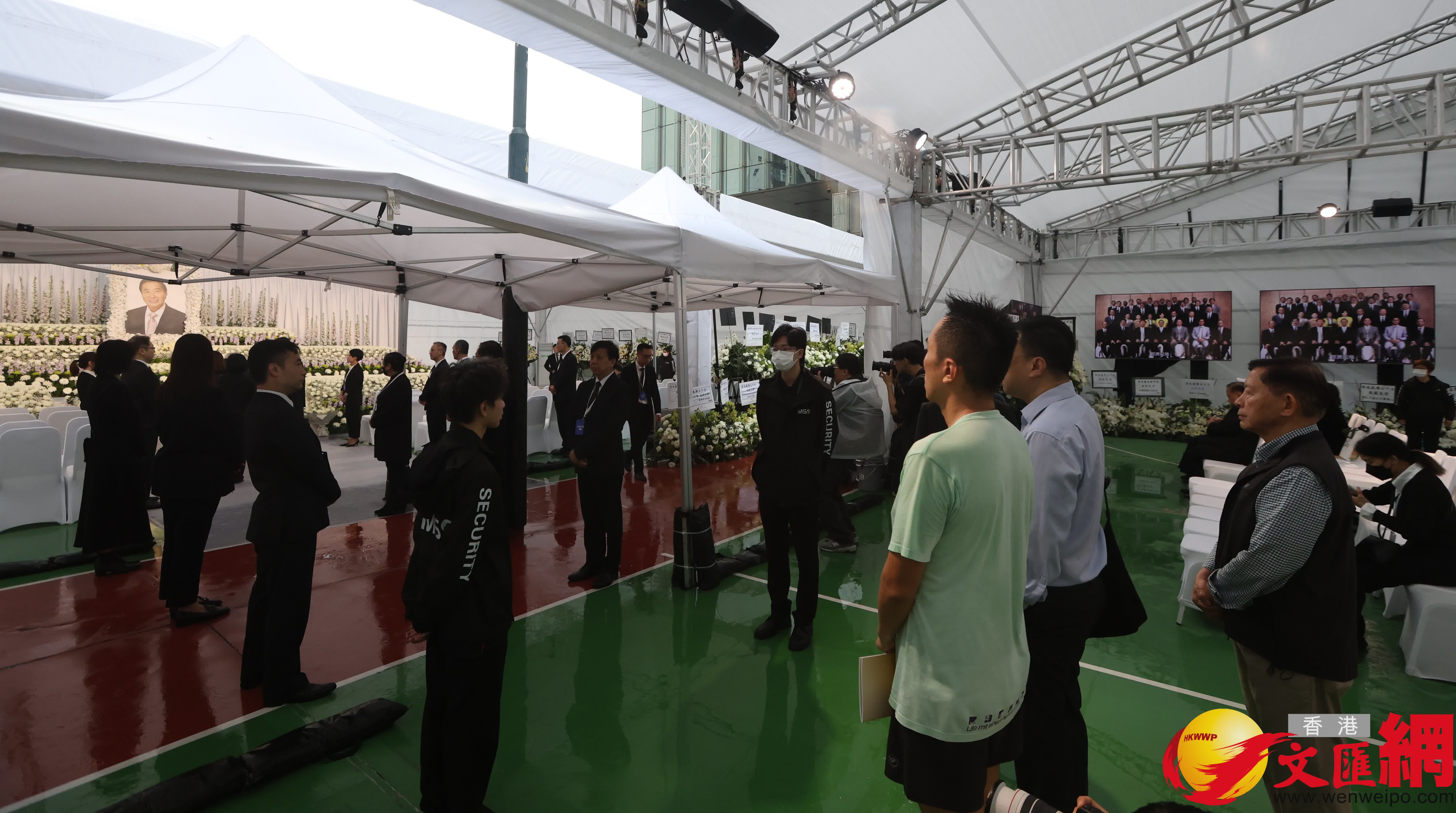 今早陰雨綿綿,但仍有不少市民到場。(香港文匯報記者 曾興偉攝) 今早陰雨綿綿,但仍有不少市民到場。(香港文匯報記者 曾興偉攝)