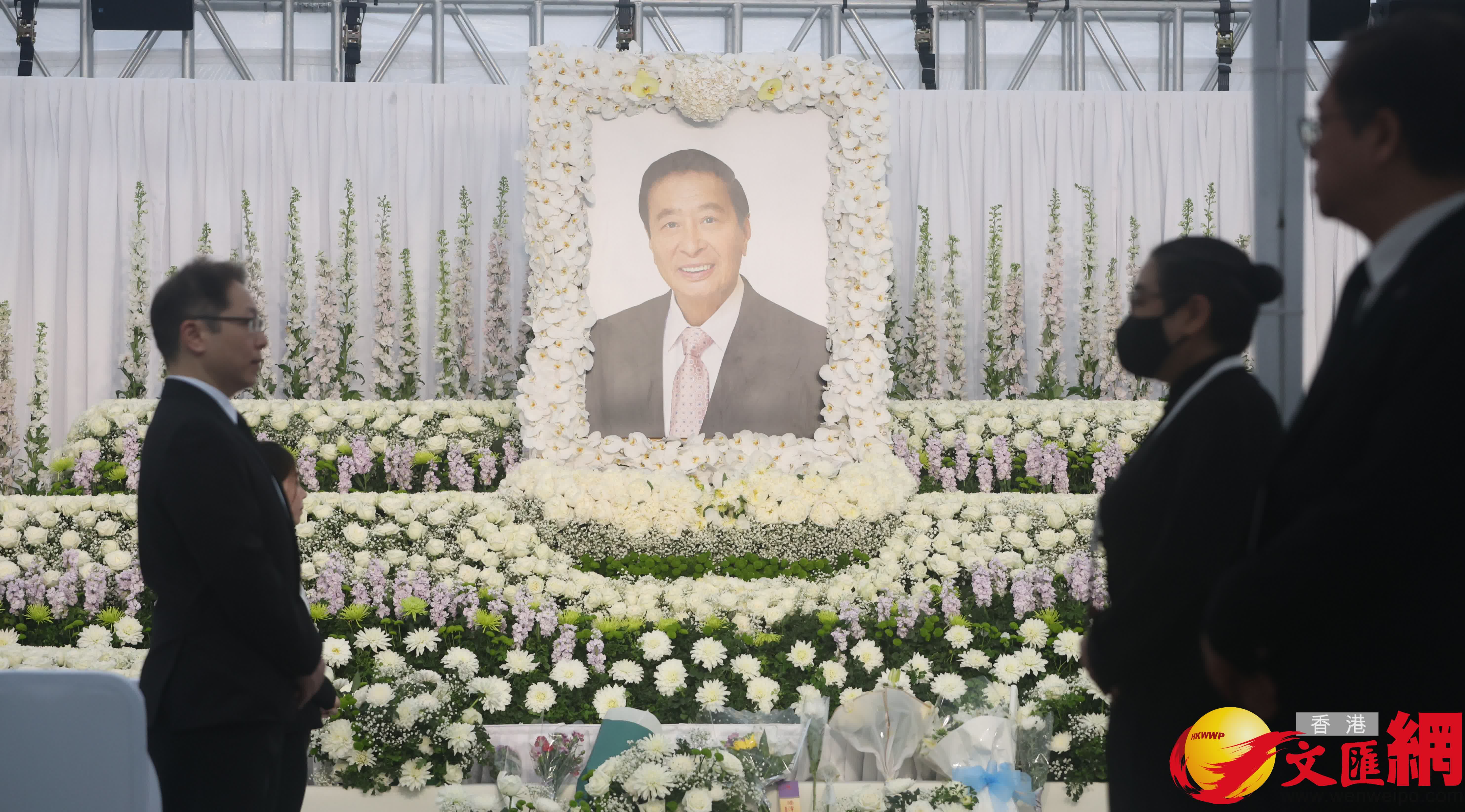 今早陰雨綿綿,但仍有不少市民到場。(香港文匯報記者 曾興偉攝) 今早陰雨綿綿,但仍有不少市民到場。(香港文匯報記者 曾興偉攝)