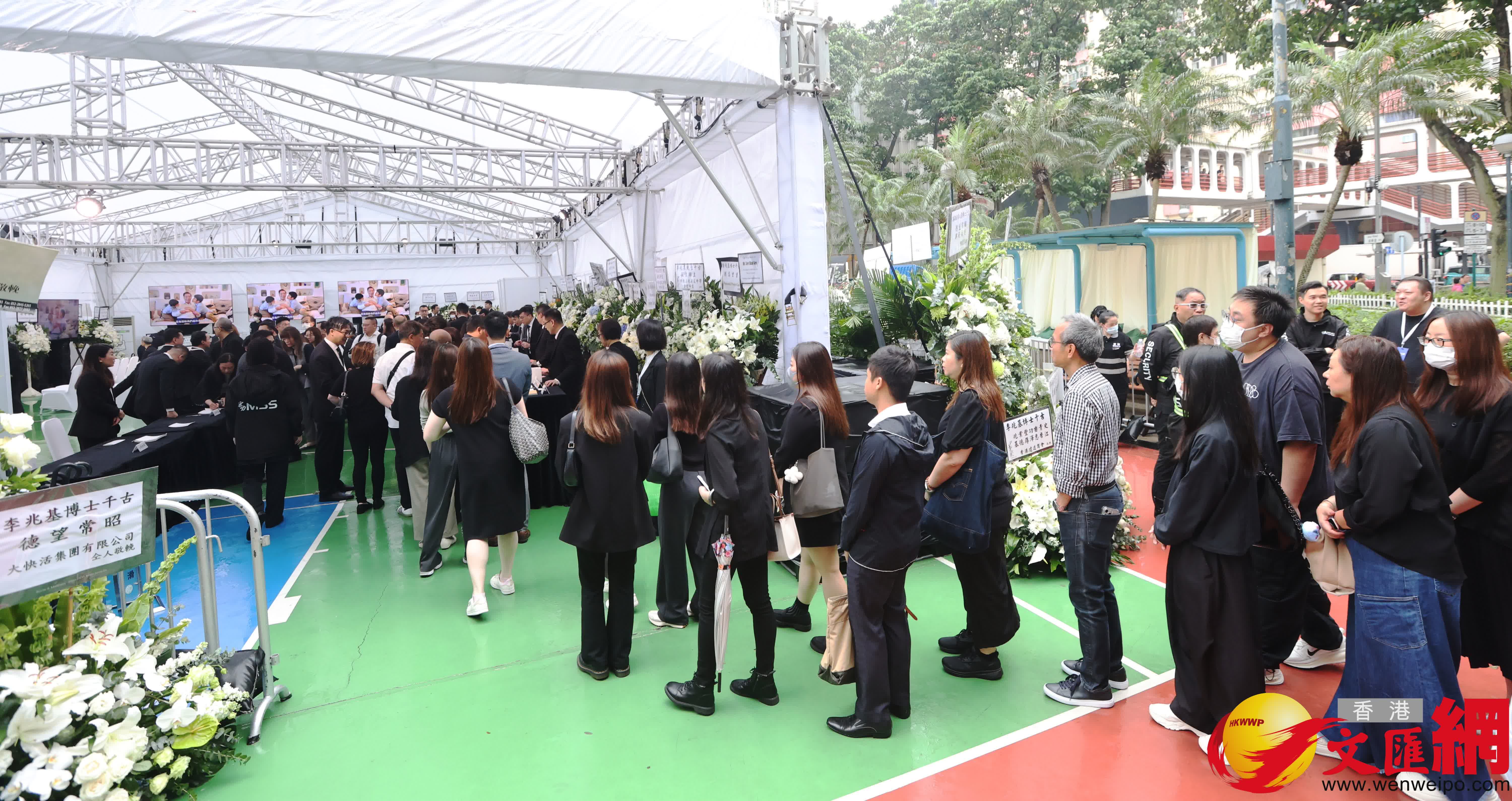 今早陰雨綿綿,但仍有不少市民到場。(香港文匯報記者 曾興偉攝) 今早陰雨綿綿,但仍有不少市民到場。(香港文匯報記者 曾興偉攝)