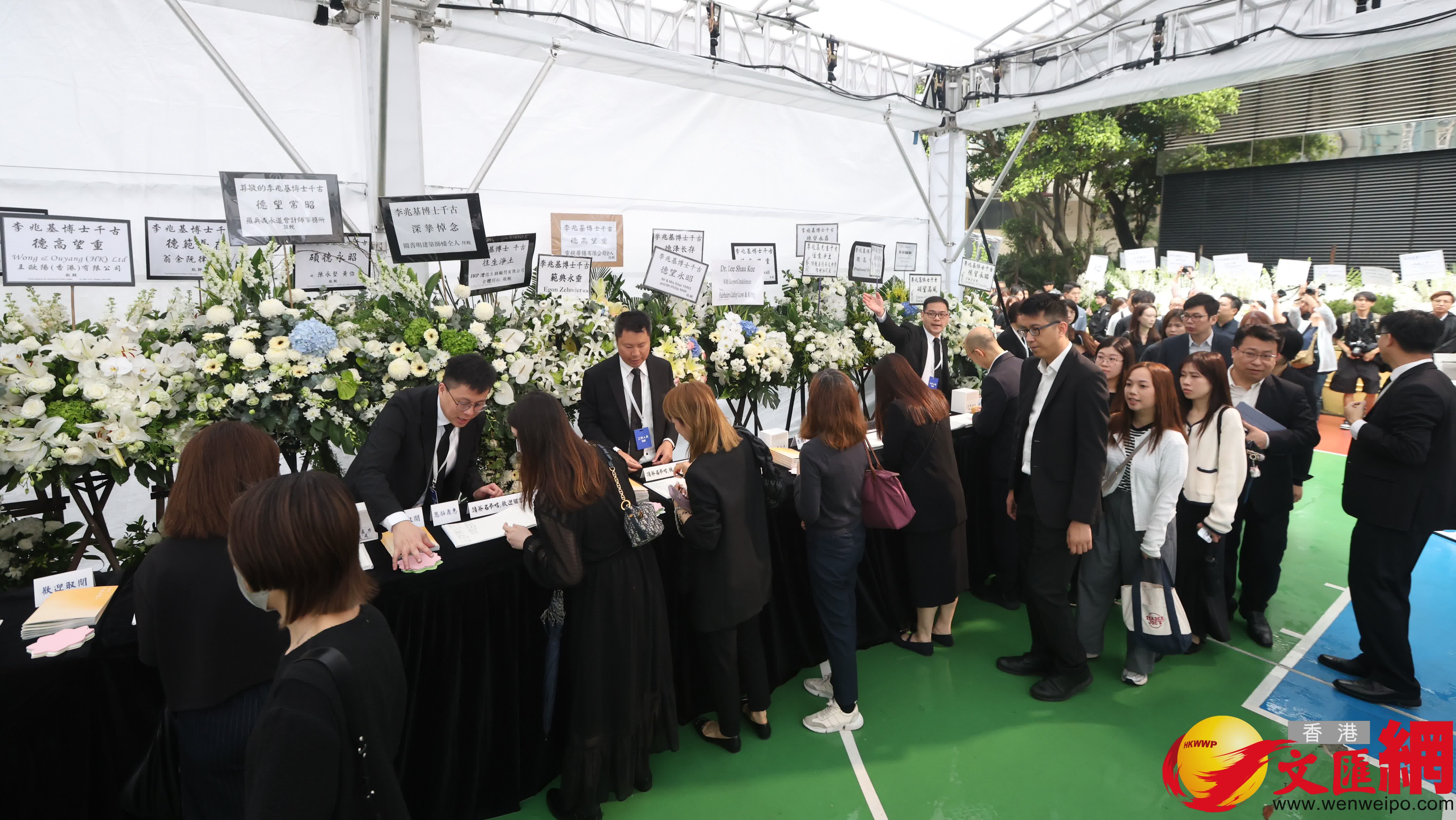 今早陰雨綿綿,但仍有不少市民到場。(香港文匯報記者 曾興偉攝) 今早陰雨綿綿,但仍有不少市民到場。(香港文匯報記者 曾興偉攝)