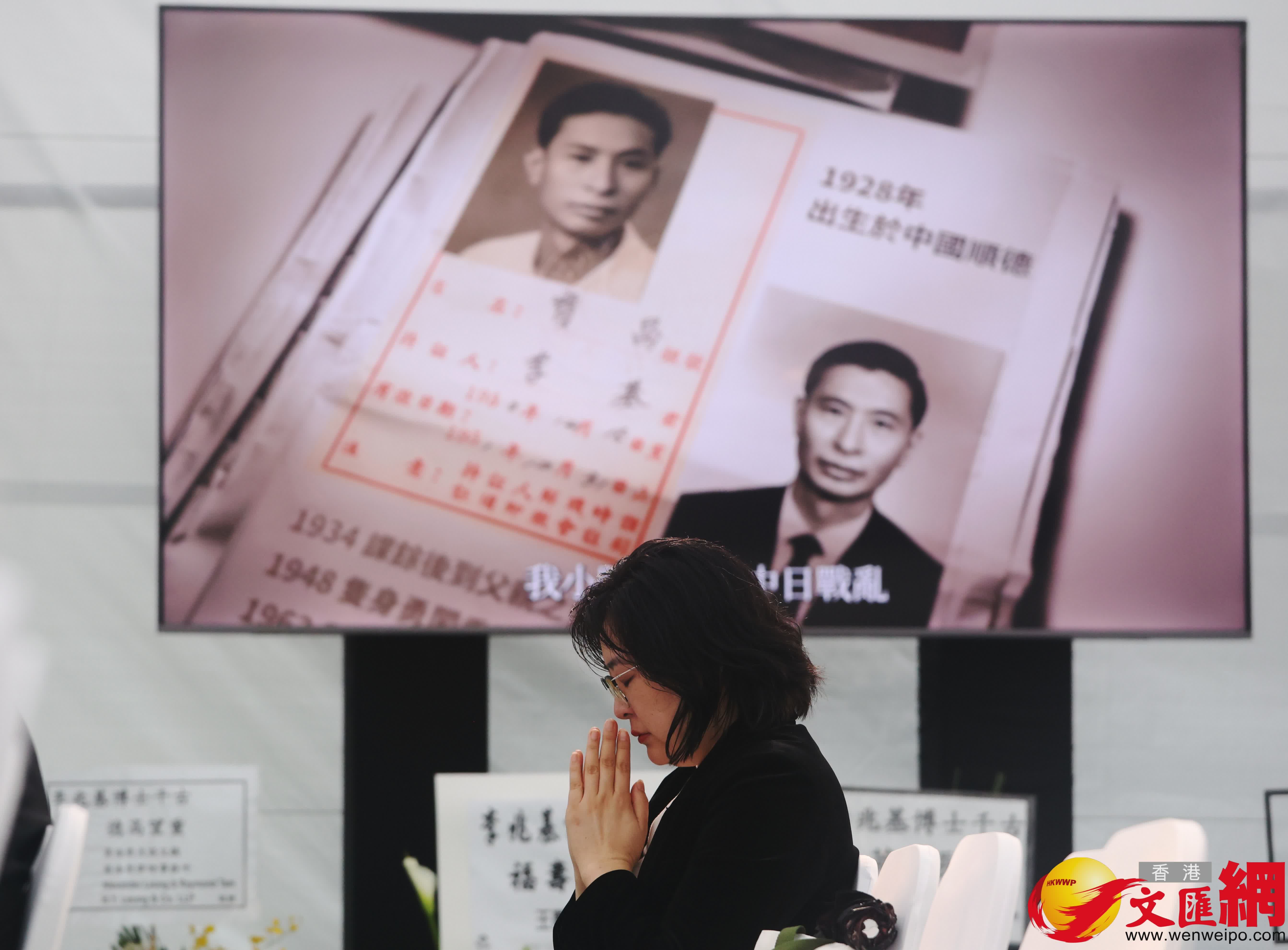 今早陰雨綿綿,但仍有不少市民到場。(香港文匯報記者 曾興偉攝) 今早陰雨綿綿,但仍有不少市民到場。(香港文匯報記者 曾興偉攝)