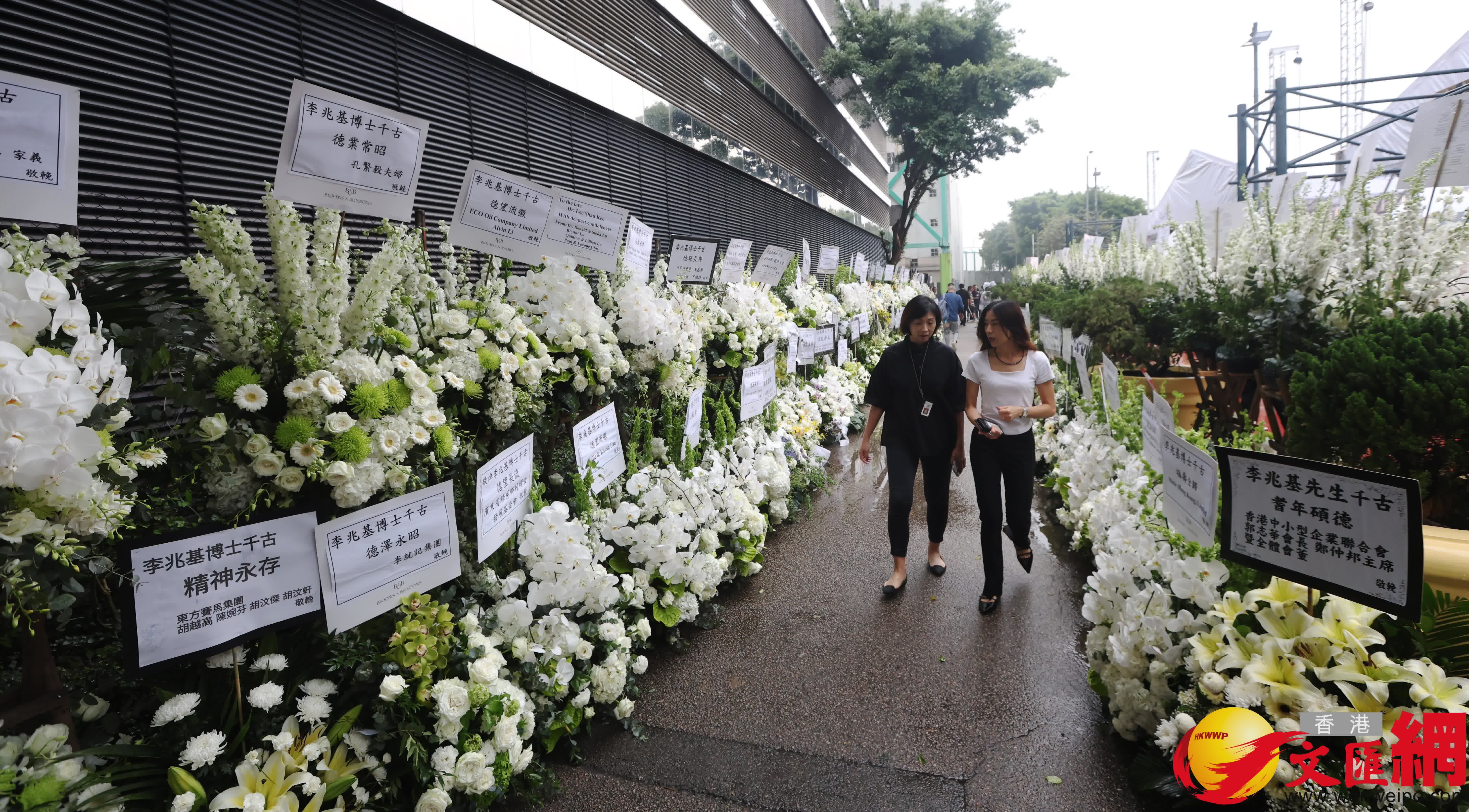 今早陰雨綿綿,但仍有不少市民到場。(香港文匯報記者 曾興偉攝) 今早陰雨綿綿,但仍有不少市民到場。(香港文匯報記者 曾興偉攝)