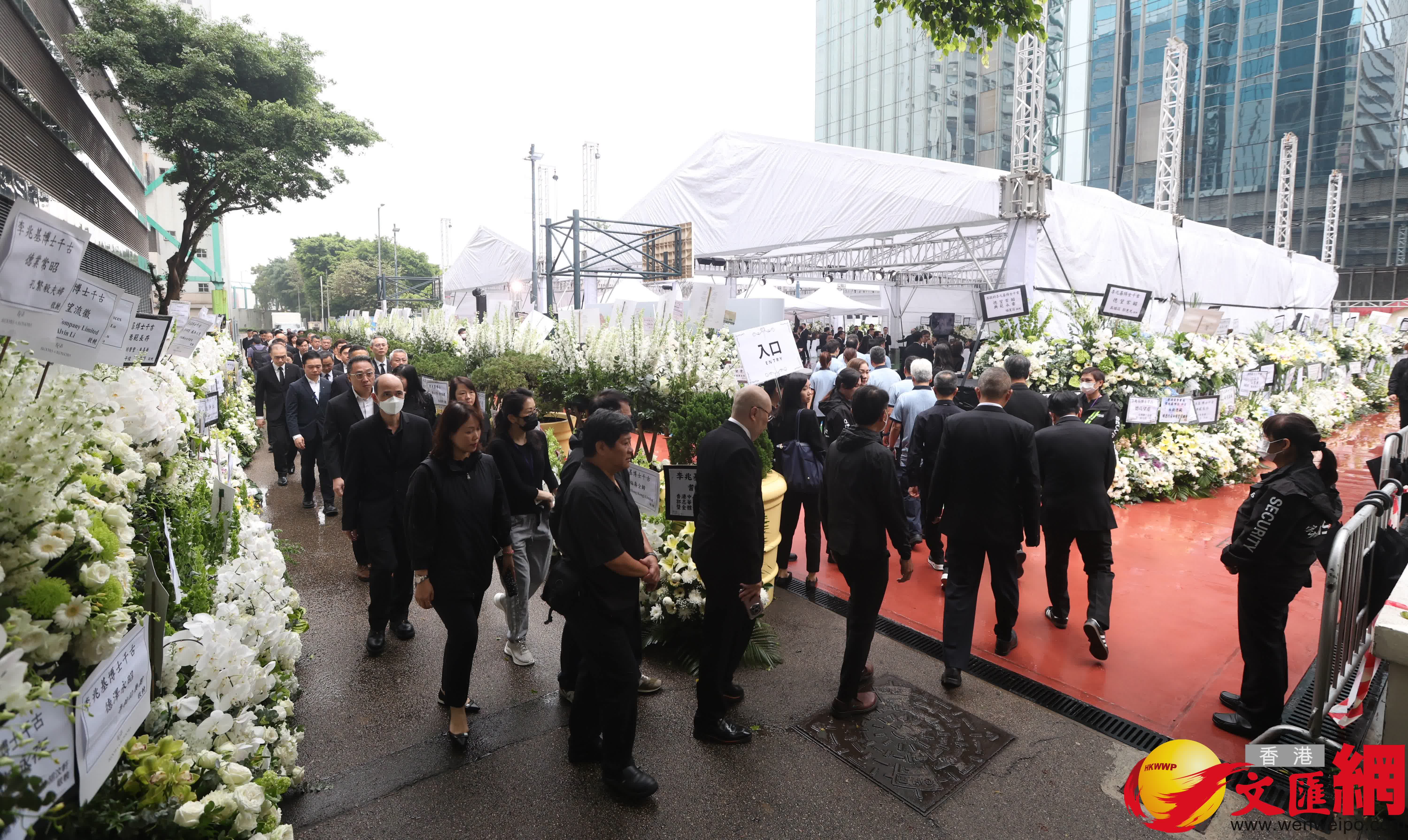 今早陰雨綿綿,但仍有不少市民到場。(香港文匯報記者 曾興偉攝) 今早陰雨綿綿,但仍有不少市民到場。(香港文匯報記者 曾興偉攝)