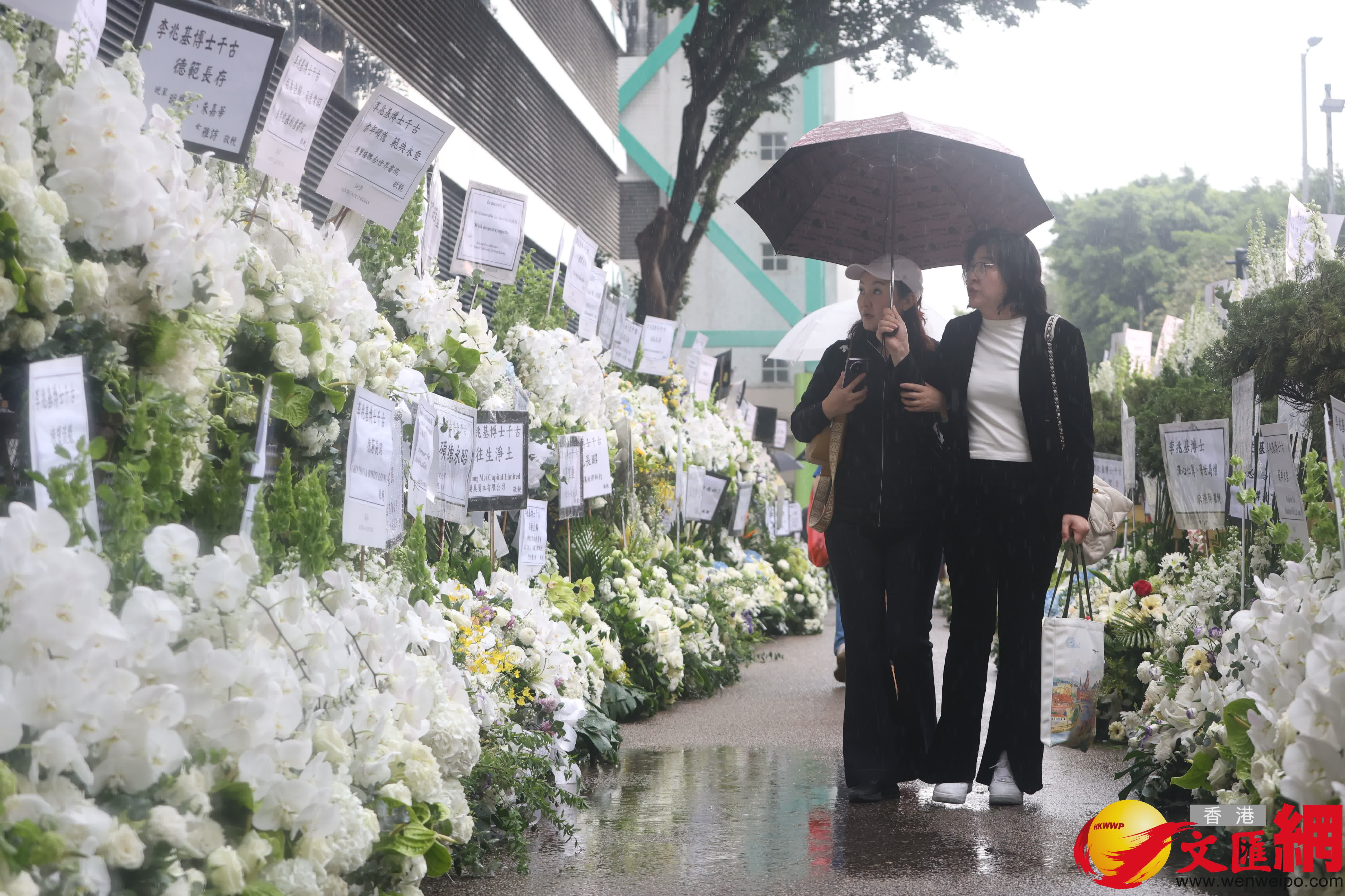 今早陰雨綿綿,但仍有不少市民到場。(香港文匯報記者 曾興偉攝) 今早陰雨綿綿,但仍有不少市民到場。(香港文匯報記者 曾興偉攝)