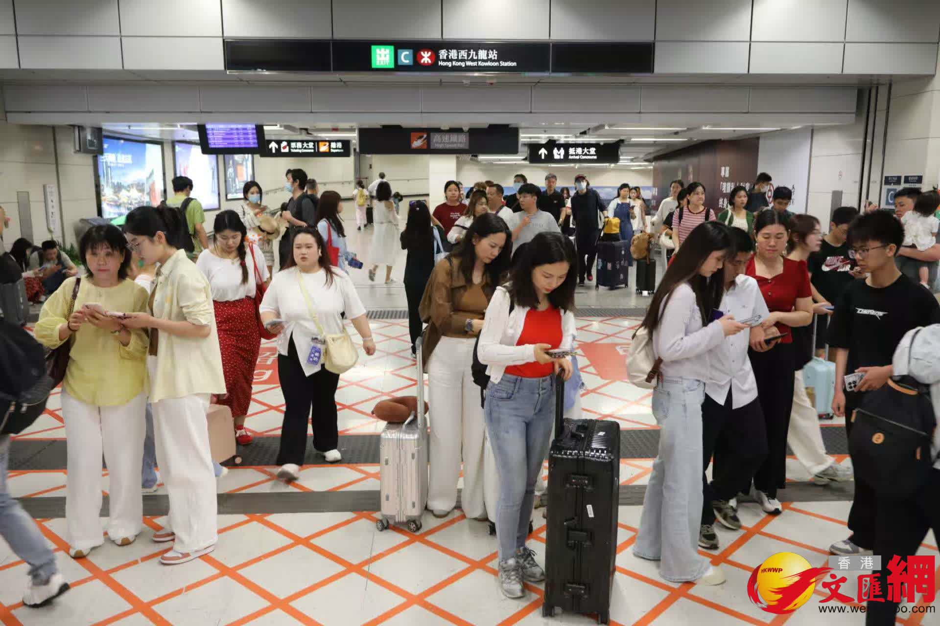 西九龍高鐵站旅客到港情況。（香港文匯報記者黃艾力攝）