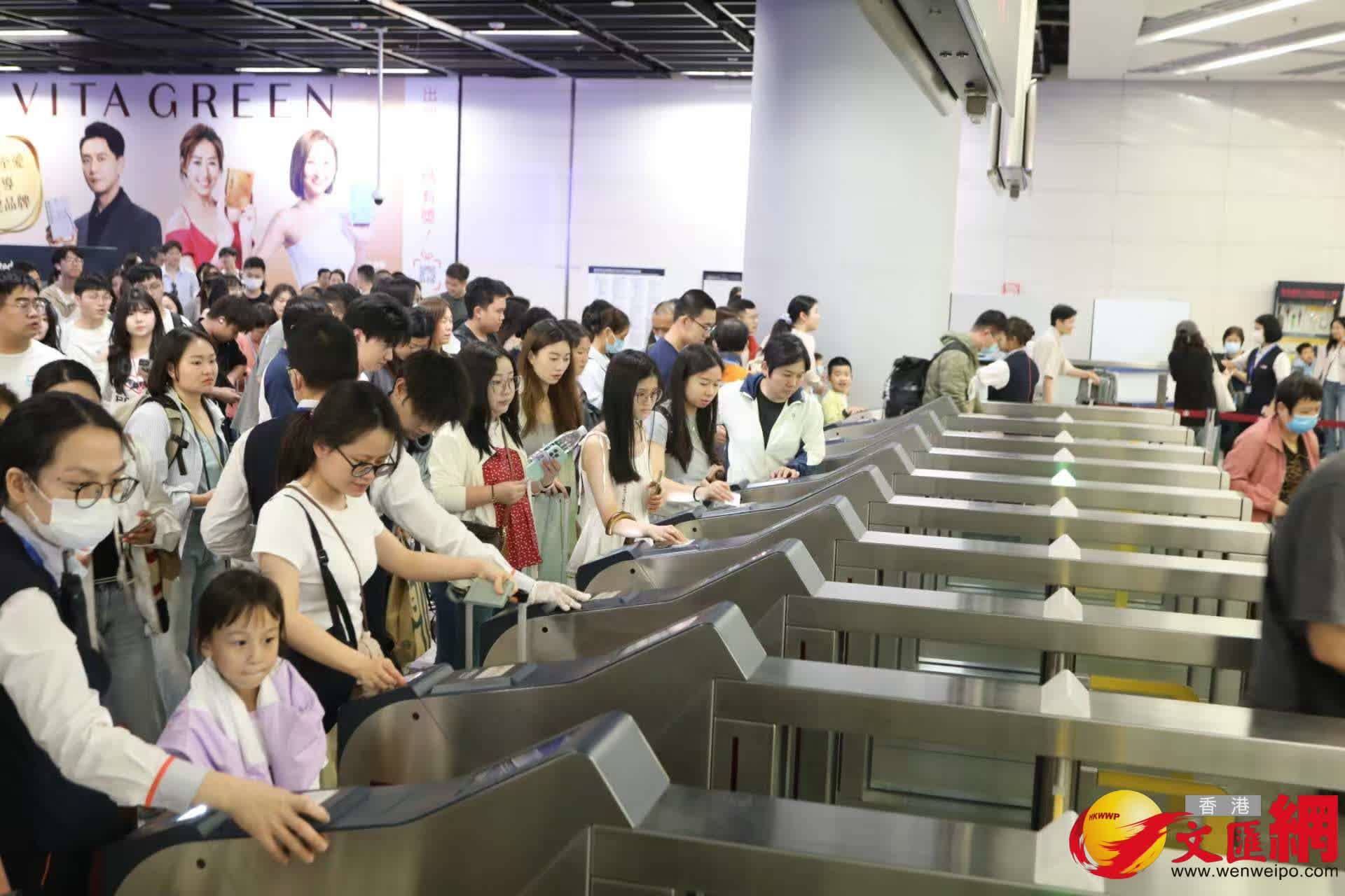 西九龍高鐵站旅客到港情況。（香港文匯報記者黃艾力攝）