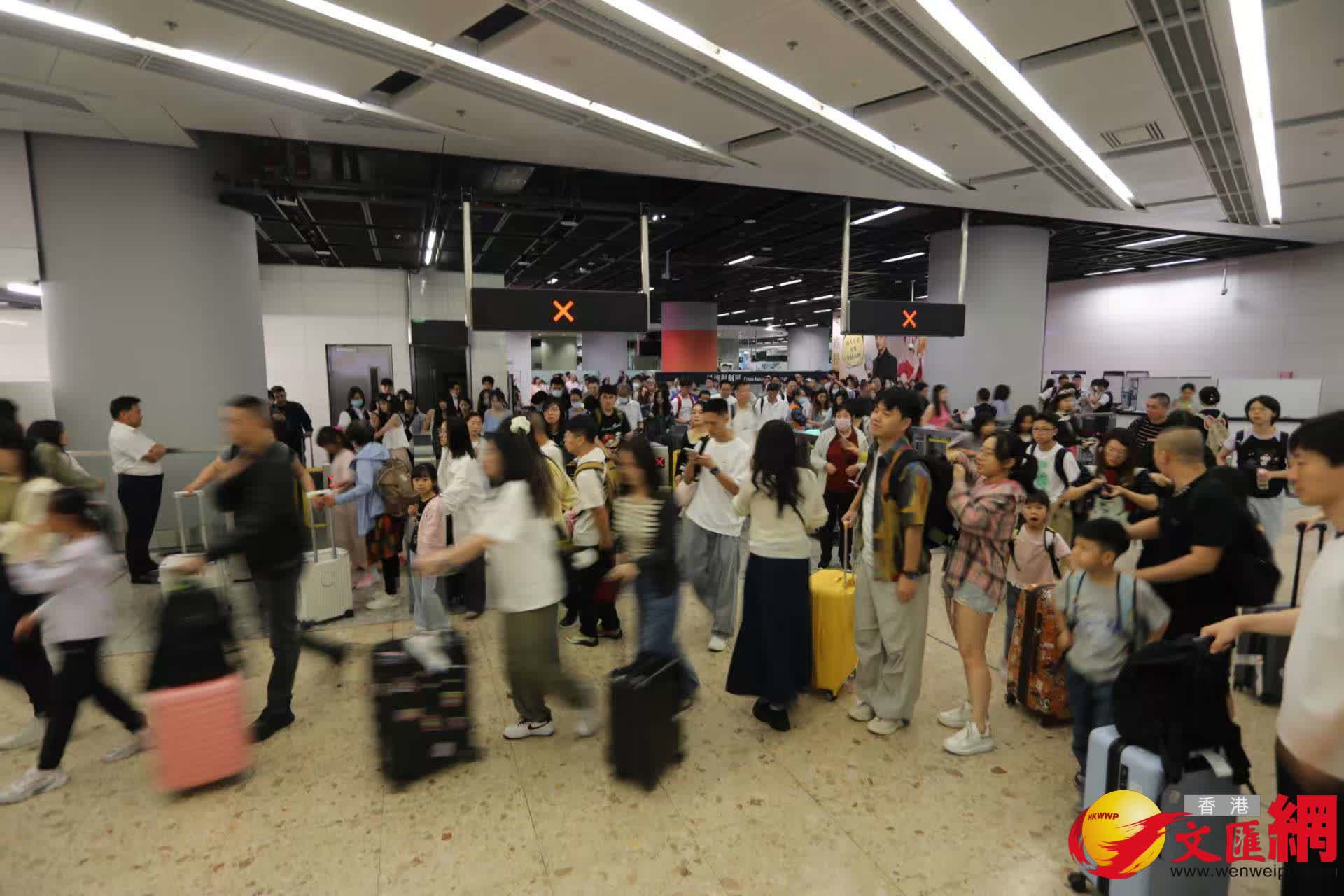 西九龍高鐵站旅客到港情況。（香港文匯報記者黃艾力攝）