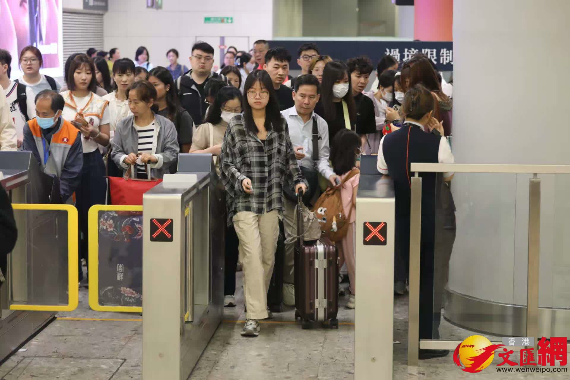 西九龍高鐵站旅客到港情況。（香港文匯報記者黃艾力攝）