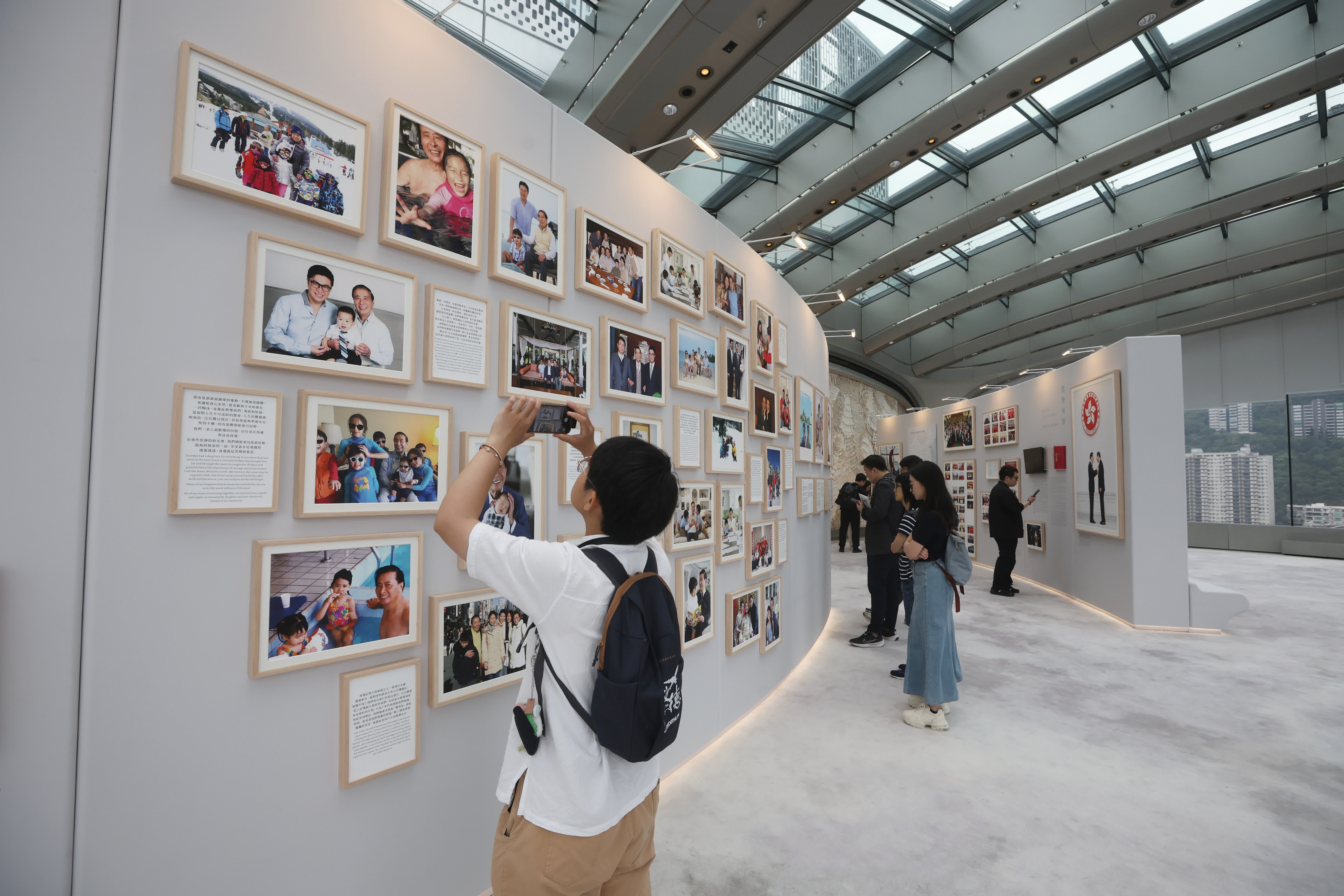 恒基地產舉辦《李兆基博士紀念展 — 和光同塵》，透過展覽緬懷李兆基博士傳奇的一生。 （香港文匯報記者郭木又攝）
