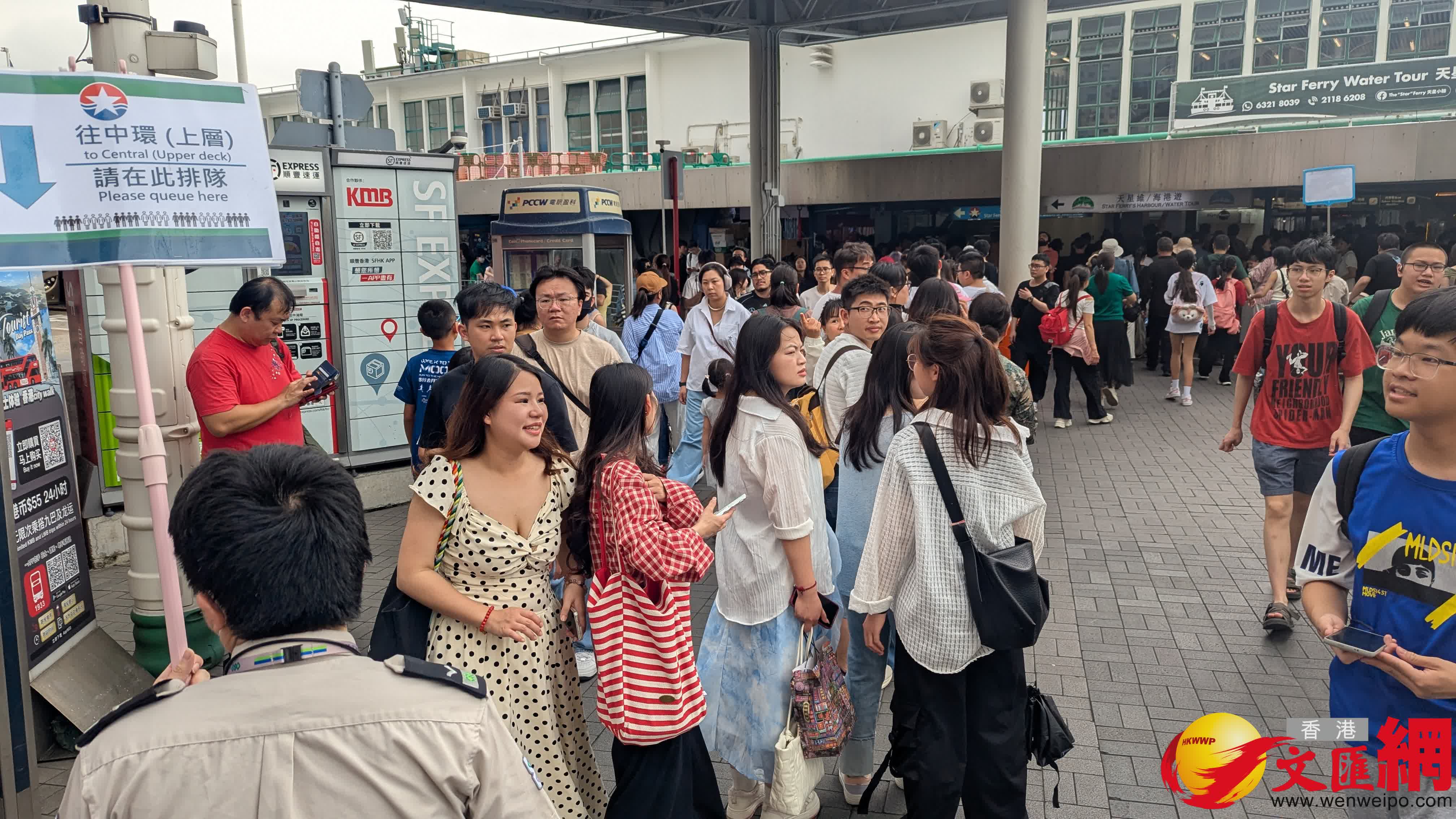 五一黃金周首日，著名景點天星小輪多人排隊，小輪要實施人流控制，據知平均要等一個半小時以上才能上船前往中環。（香港文匯報記者萬霜靈 攝）