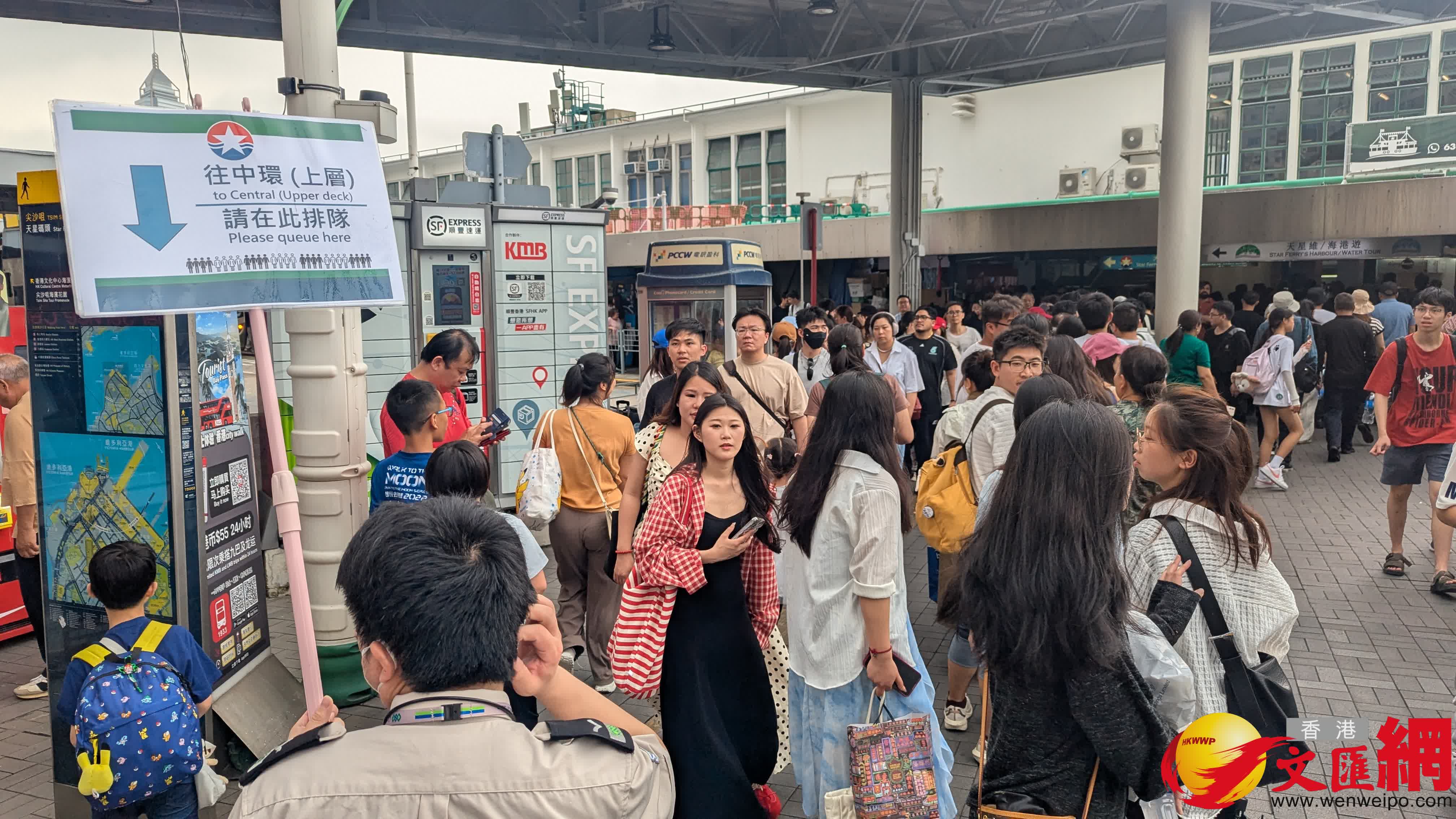 五一黃金周首日，著名景點天星小輪多人排隊，小輪要實施人流控制，據知平均要等一個半小時以上才能上船前往中環。（香港文匯報記者萬霜靈 攝）