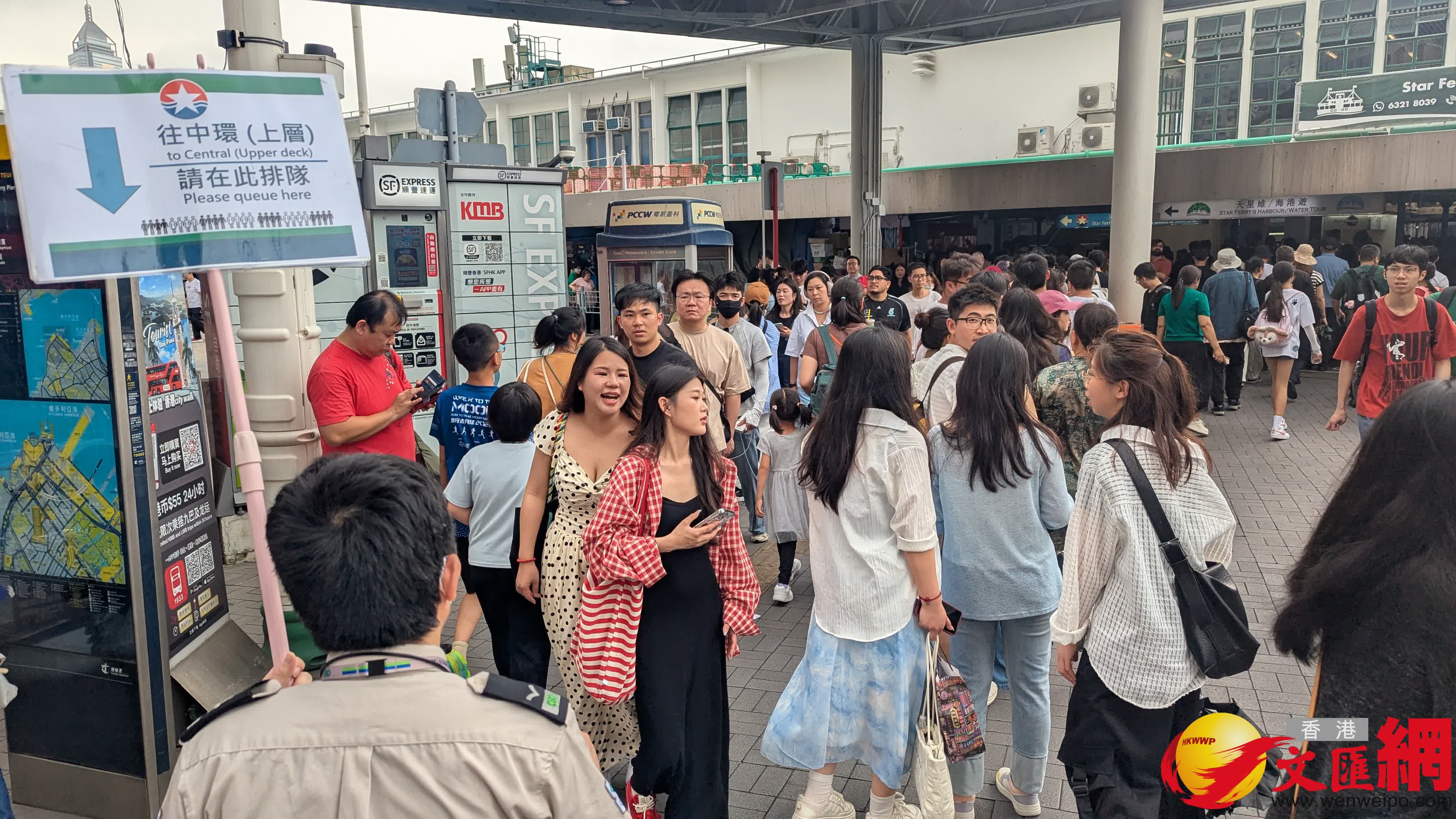 五一黃金周首日，著名景點天星小輪多人排隊，小輪要實施人流控制，據知平均要等一個半小時以上才能上船前往中環。（香港文匯報記者萬霜靈 攝）