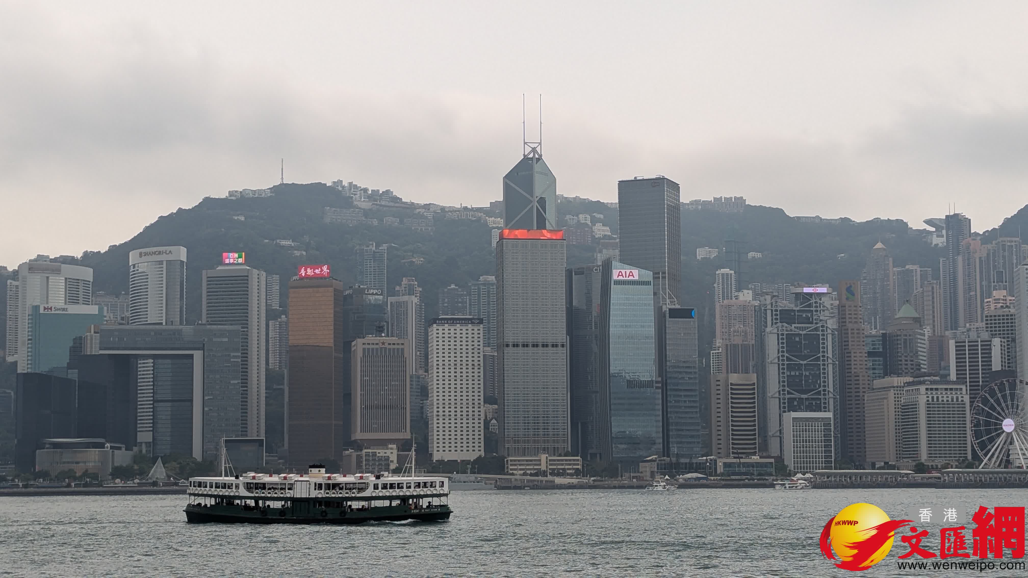 五一黃金周首日，著名景點天星小輪多人排隊，小輪要實施人流控制，據知平均要等一個半小時以上才能上船前往中環。（香港文匯報記者萬霜靈 攝）