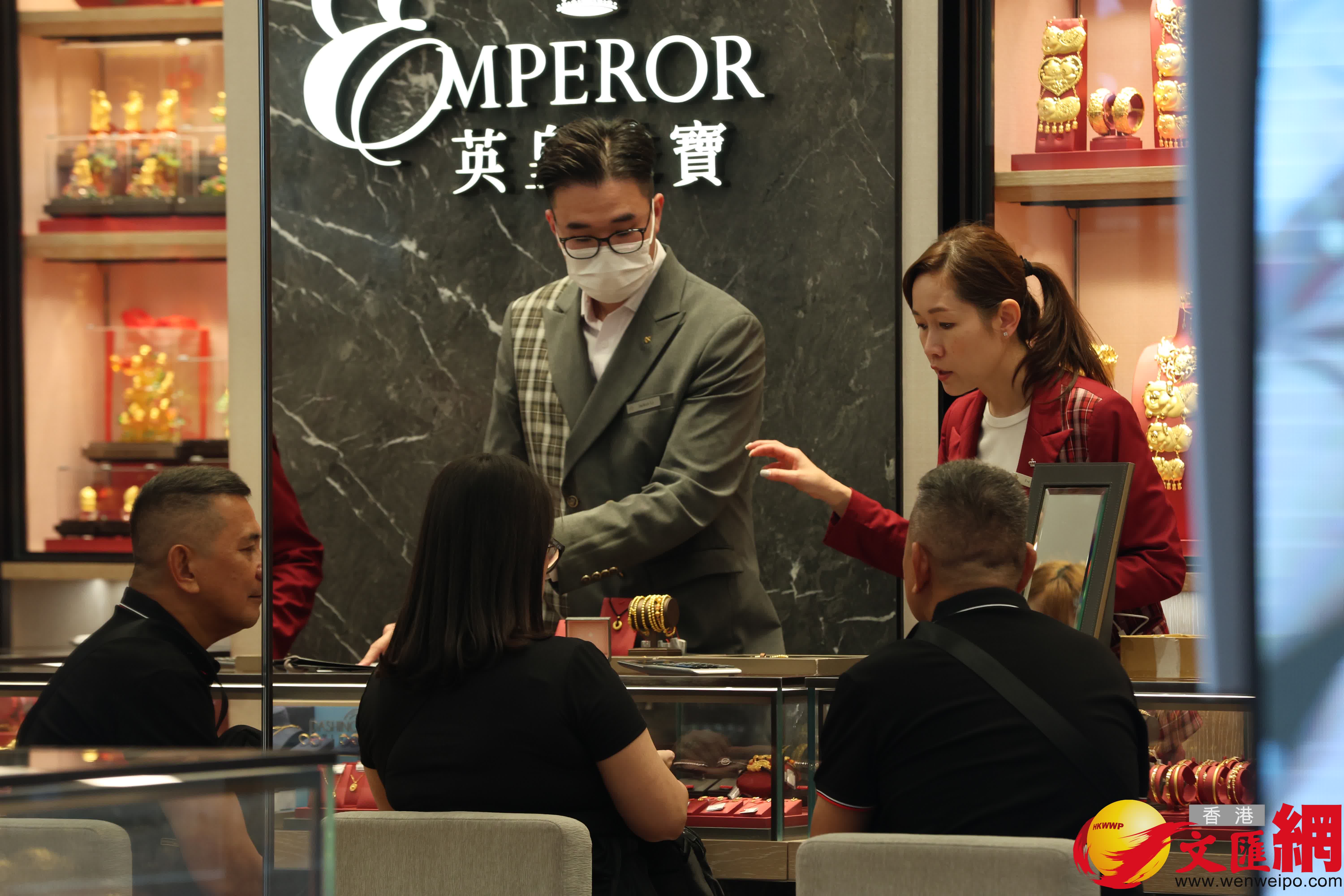 雖然金價飆升但仍有旅客特意來港購買黃金鑽飾。(香港文匯報記者萬霜靈 攝) 雖然金價飆升但仍有旅客特意來港購買黃金鑽飾。(香港文匯報記者萬霜靈 攝)
