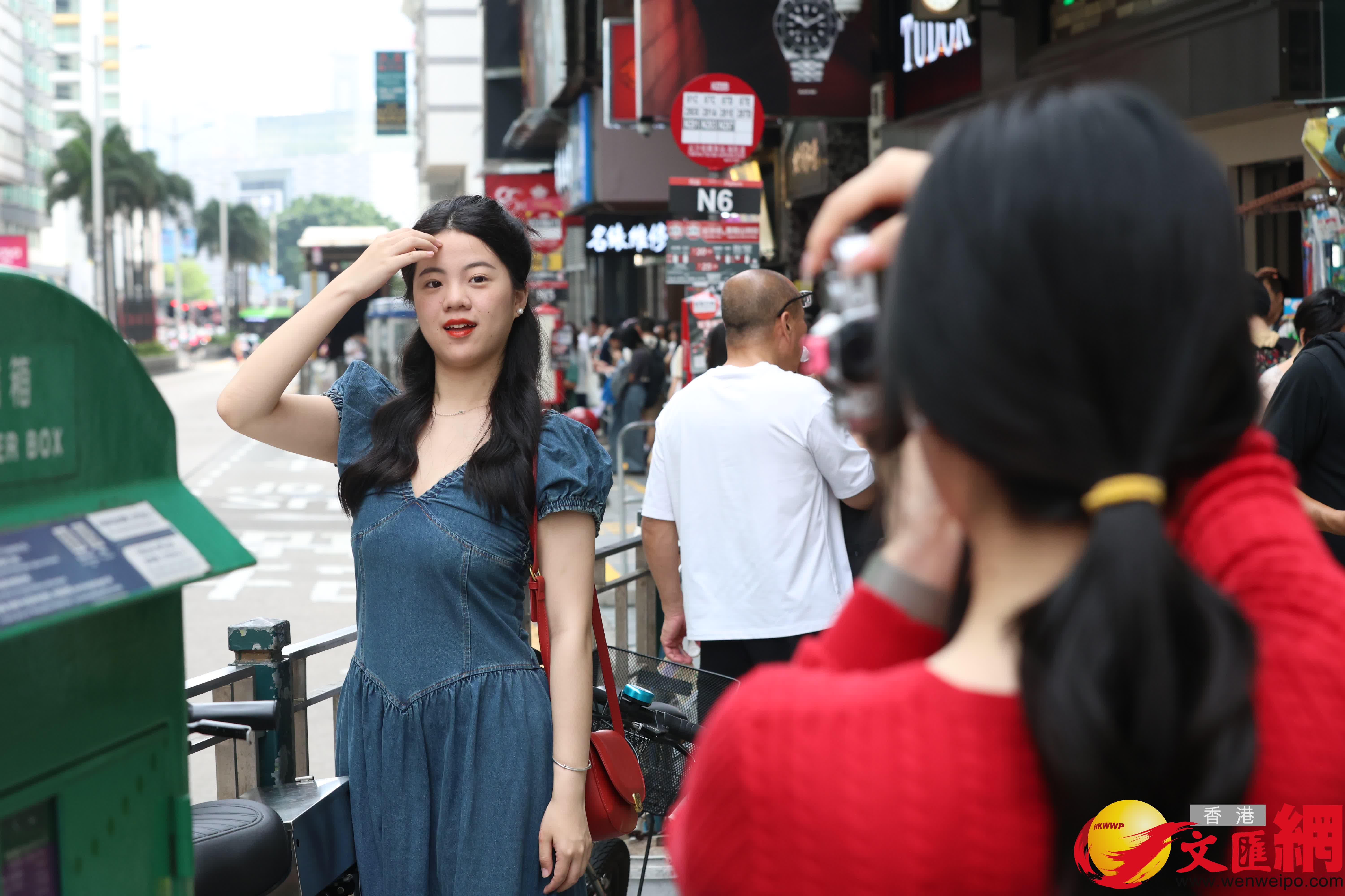 很多人喜歡在熙來攘往的彌敦道拍攝。(香港文匯報記者萬霜靈 攝) 很多人喜歡在熙來攘往的彌敦道拍攝。(香港文匯報記者萬霜靈 攝)