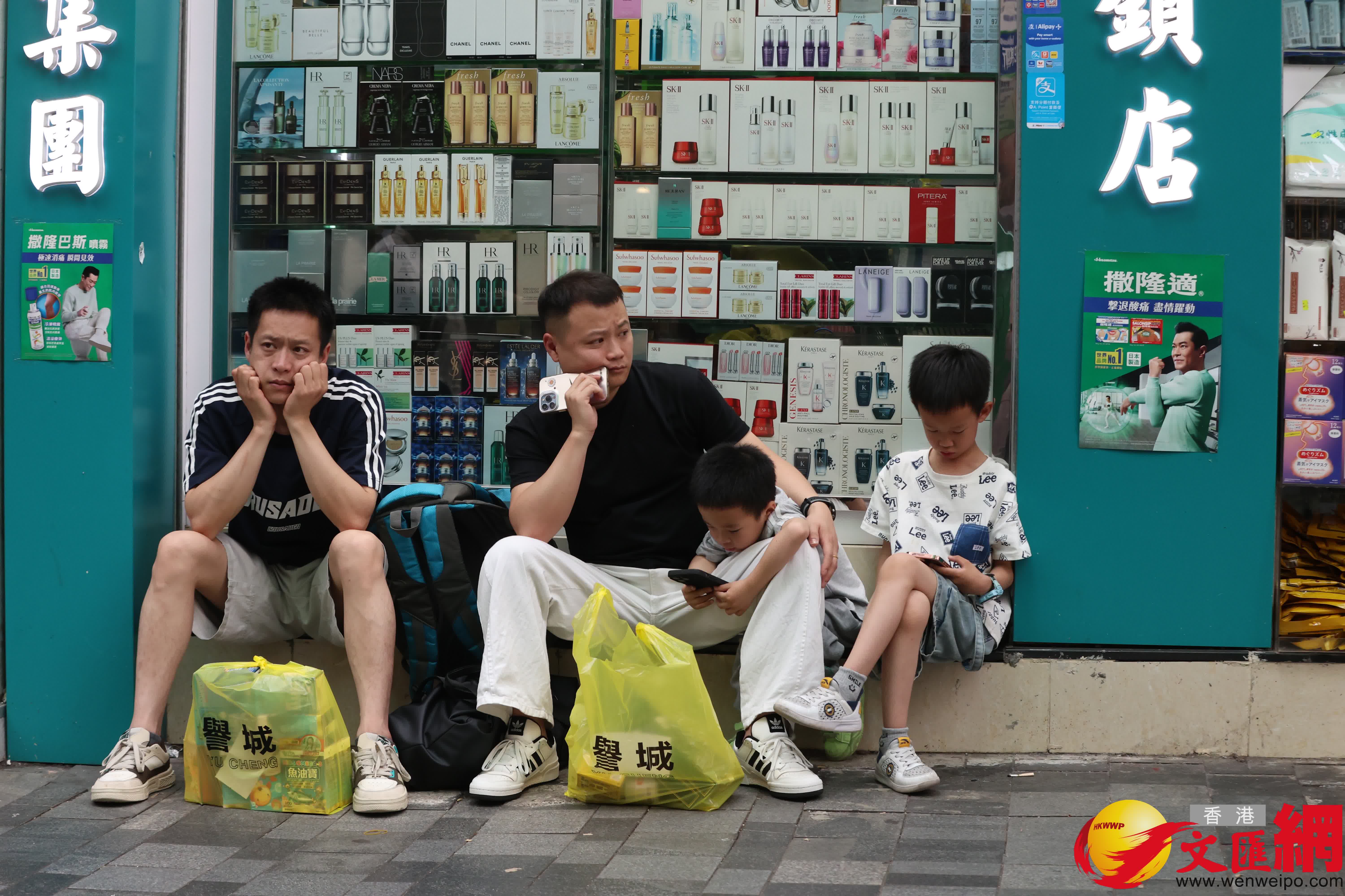 女士購物,男仕只有乖乖在門外等候。(香港文匯報記者萬霜靈 攝) 女士購物,男仕只有乖乖在門外等候。(香港文匯報記者萬霜靈 攝)