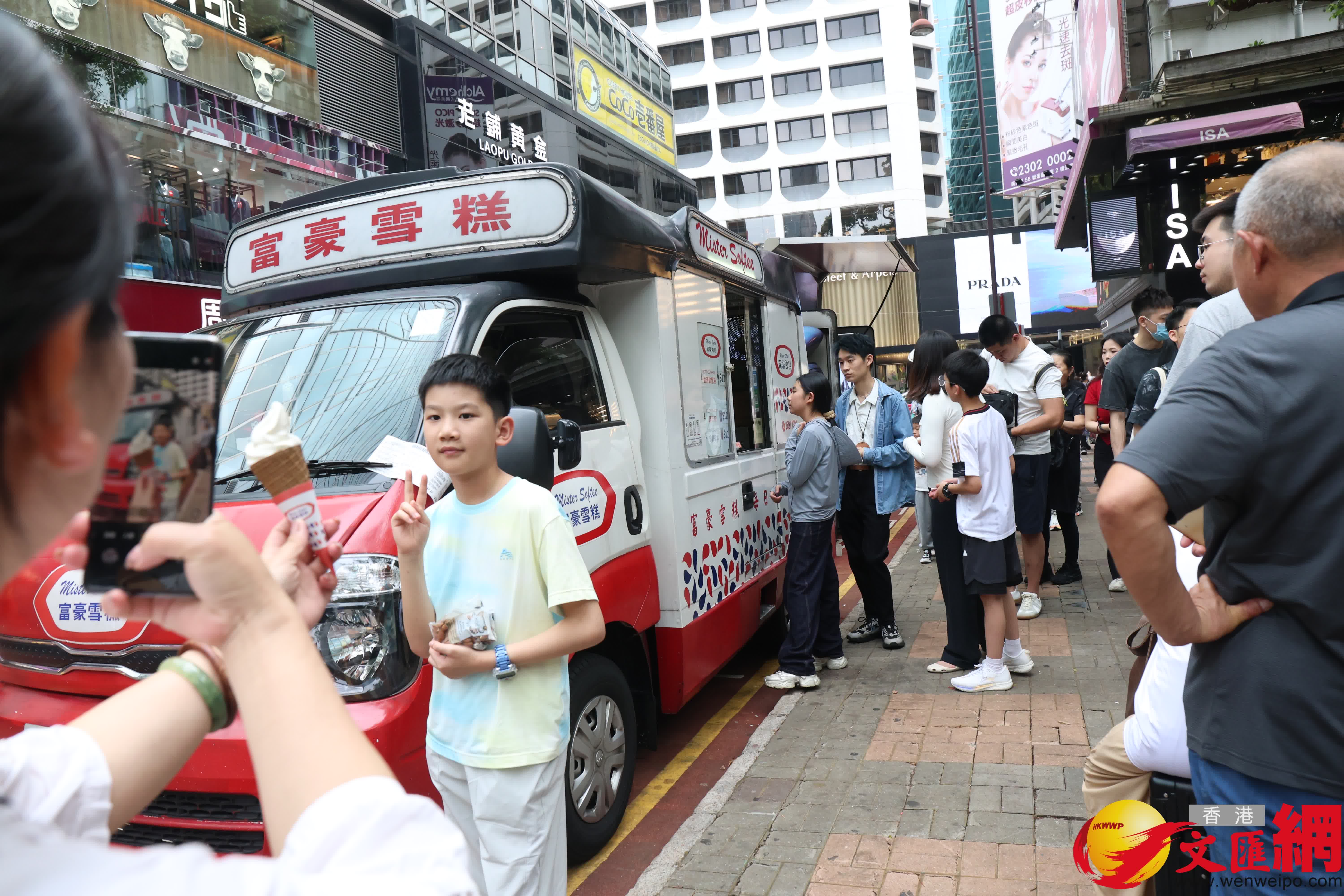 拜小紅書魅力~吸引不少旅客排隊吃富豪雪糕。(香港文匯報記者萬霜靈 攝) 拜小紅書魅力~吸引不少旅客排隊吃富豪雪糕。(香港文匯報記者萬霜靈 攝)