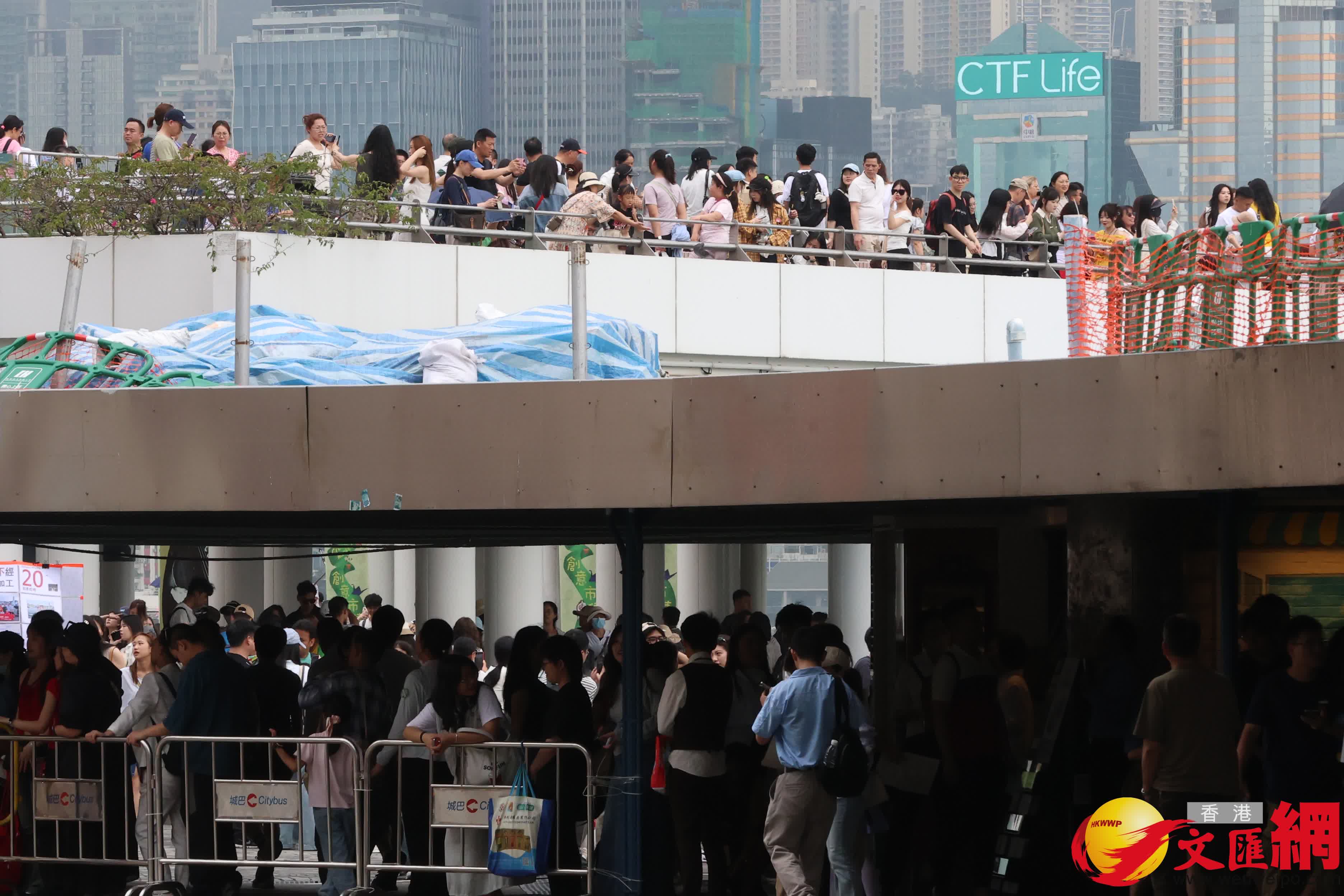 黃金周料490萬人次陸路進出香港。(香港文匯報記者萬霜靈 攝) 黃金周料490萬人次陸路進出香港。(香港文匯報記者萬霜靈 攝)