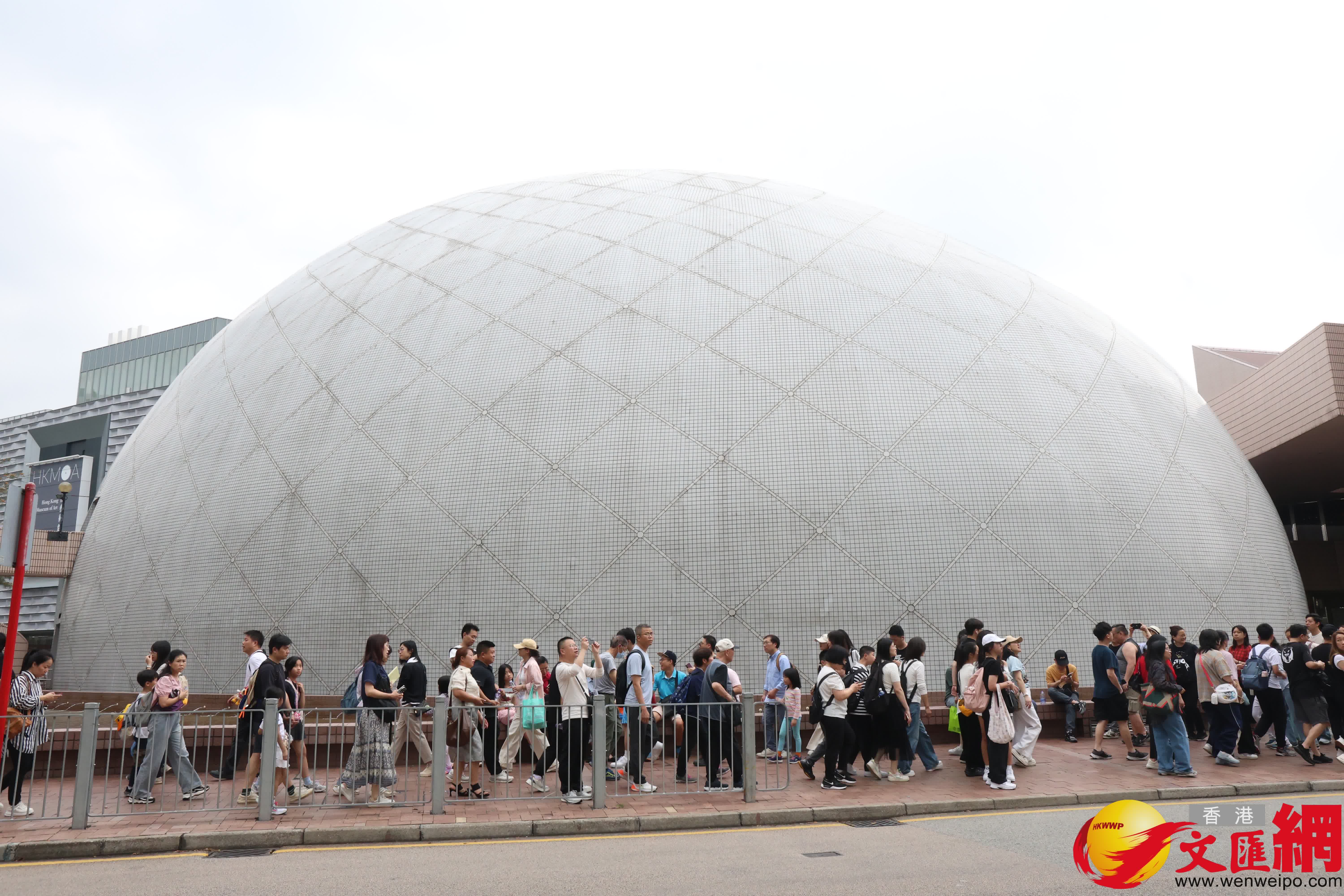 尖沙咀各大景點都擠滿不少各地旅客。(香港文匯報記者萬霜靈 攝) 尖沙咀各大景點都擠滿不少各地旅客。(香港文匯報記者萬霜靈 攝)