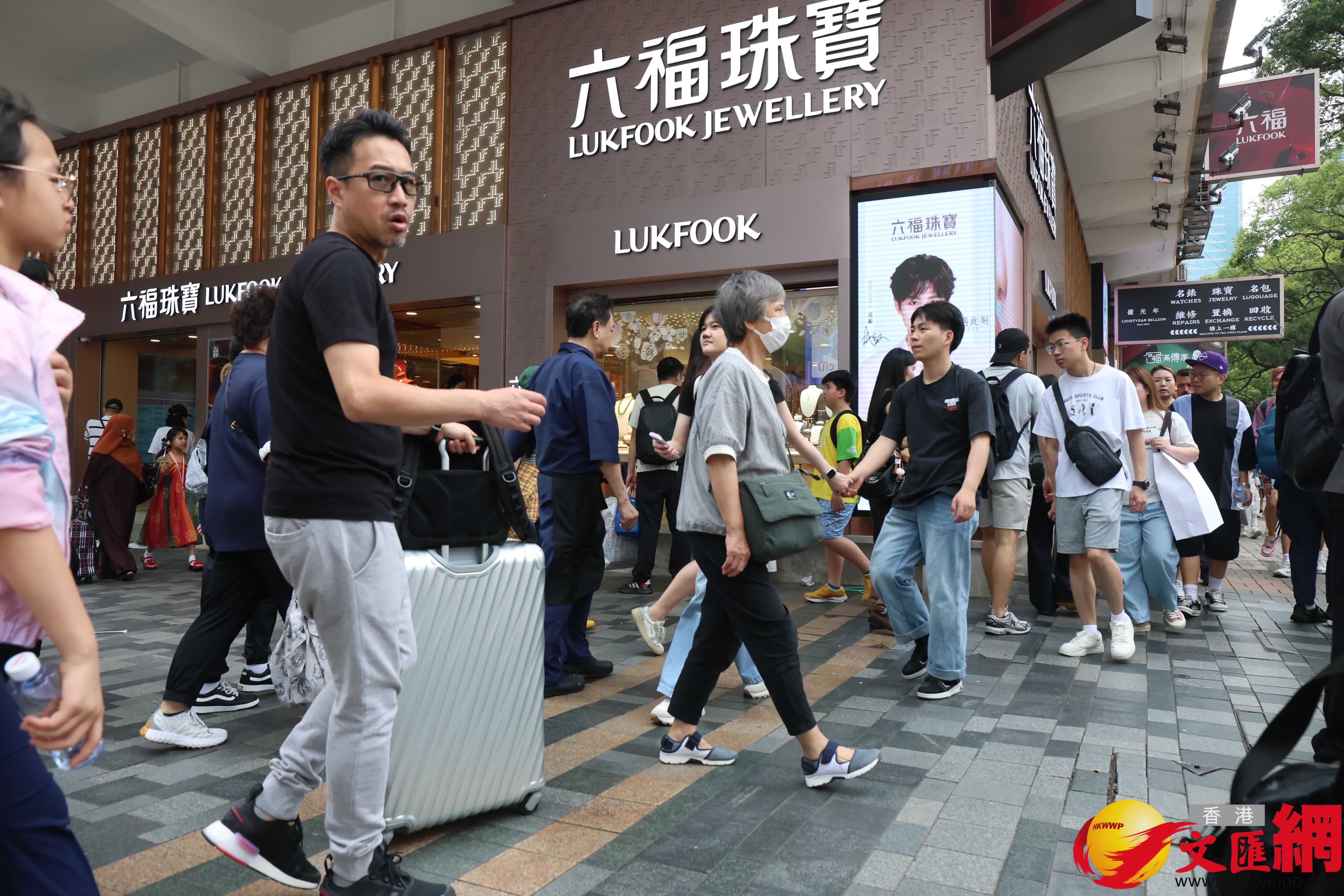 黃金周料490萬人次陸路進出香港。(香港文匯報記者萬霜靈 攝) 黃金周料490萬人次陸路進出香港。(香港文匯報記者萬霜靈 攝)
