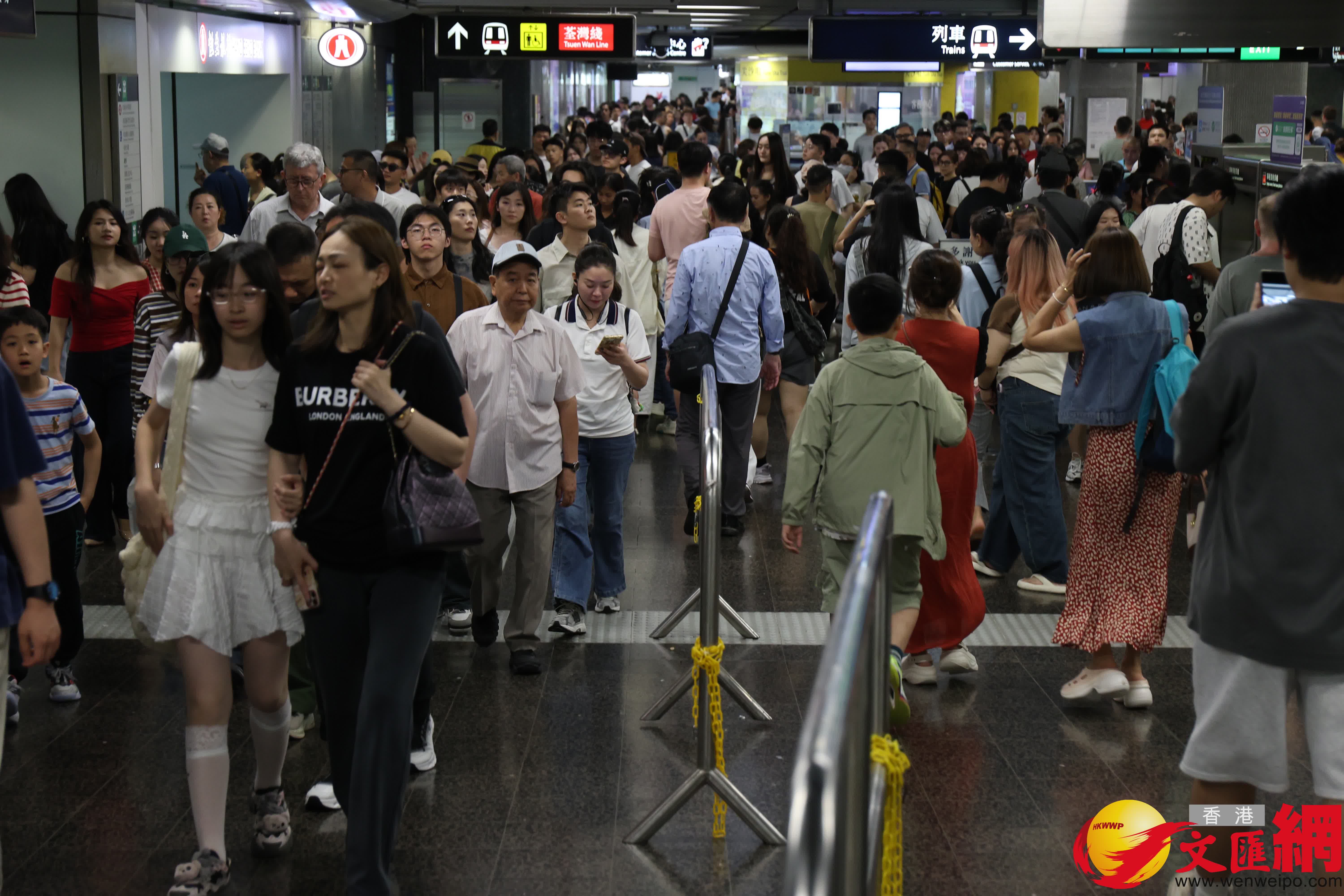 黃金周料490萬人次陸路進出香港。(香港文匯報記者萬霜靈 攝) 黃金周料490萬人次陸路進出香港。(香港文匯報記者萬霜靈 攝)