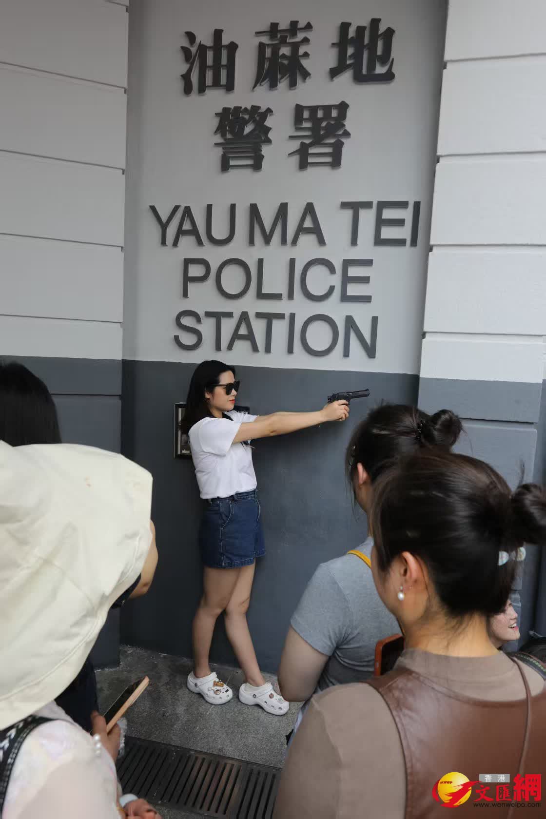 黃金周首日油麻地警署及旺角道天橋網紅打卡點以及附近商場人流情況。(香港文匯報記者黃艾力 攝) 黃金周首日油麻地警署及旺角道天橋網紅打卡點以及附近商場人流情況。(香港文匯報記者黃艾力 攝)