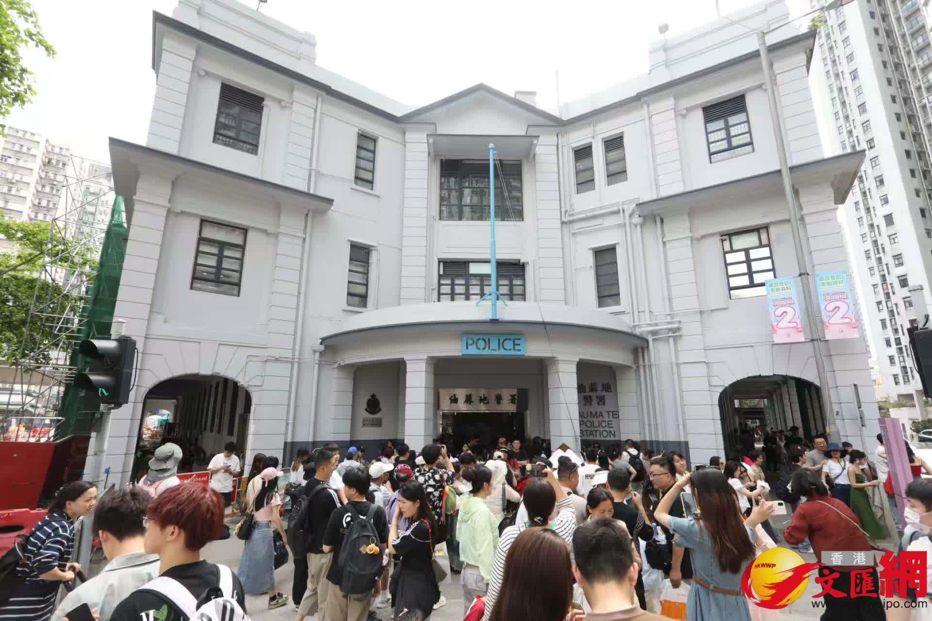 黃金周首日油麻地警署及旺角道天橋網紅打卡點以及附近商場人流情況。(香港文匯報記者黃艾力 攝) 黃金周首日油麻地警署及旺角道天橋網紅打卡點以及附近商場人流情況。(香港文匯報記者黃艾力 攝)