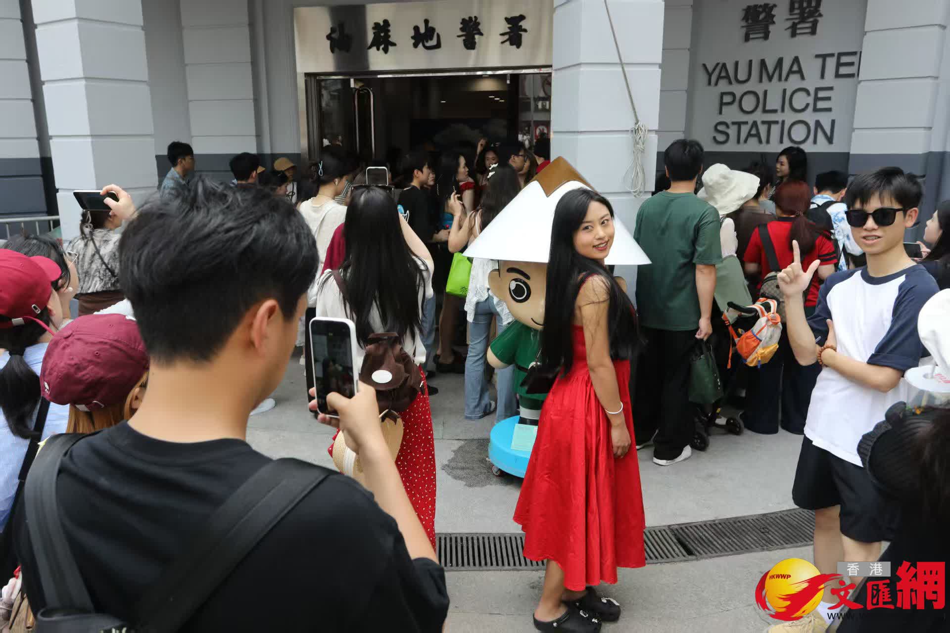 黃金周首日油麻地警署及旺角道天橋網紅打卡點以及附近商場人流情況。(香港文匯報記者黃艾力 攝) 黃金周首日油麻地警署及旺角道天橋網紅打卡點以及附近商場人流情況。(香港文匯報記者黃艾力 攝)