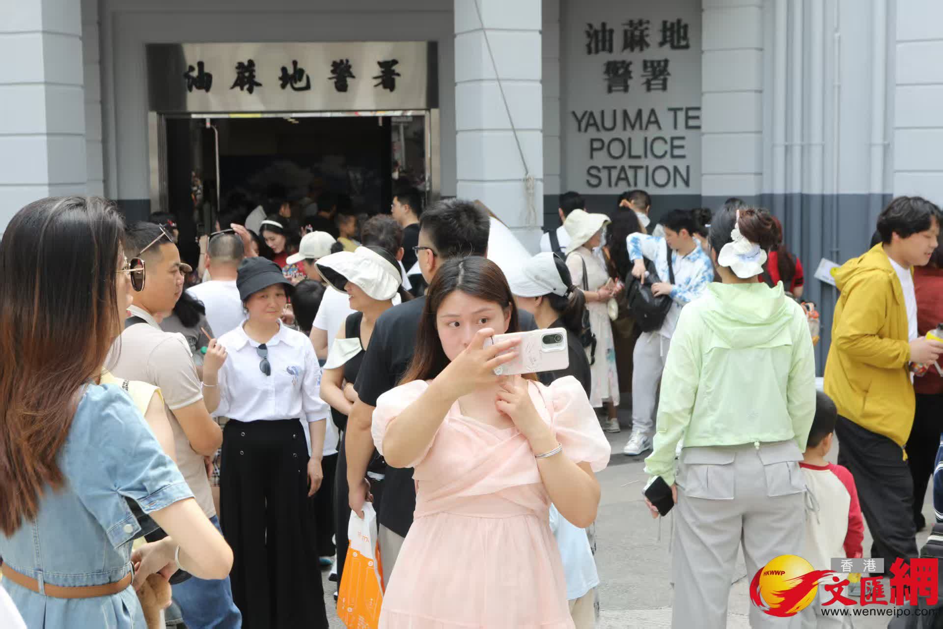 黃金周首日油麻地警署及旺角道天橋網紅打卡點以及附近商場人流情況。(香港文匯報記者黃艾力 攝) 黃金周首日油麻地警署及旺角道天橋網紅打卡點以及附近商場人流情況。(香港文匯報記者黃艾力 攝)