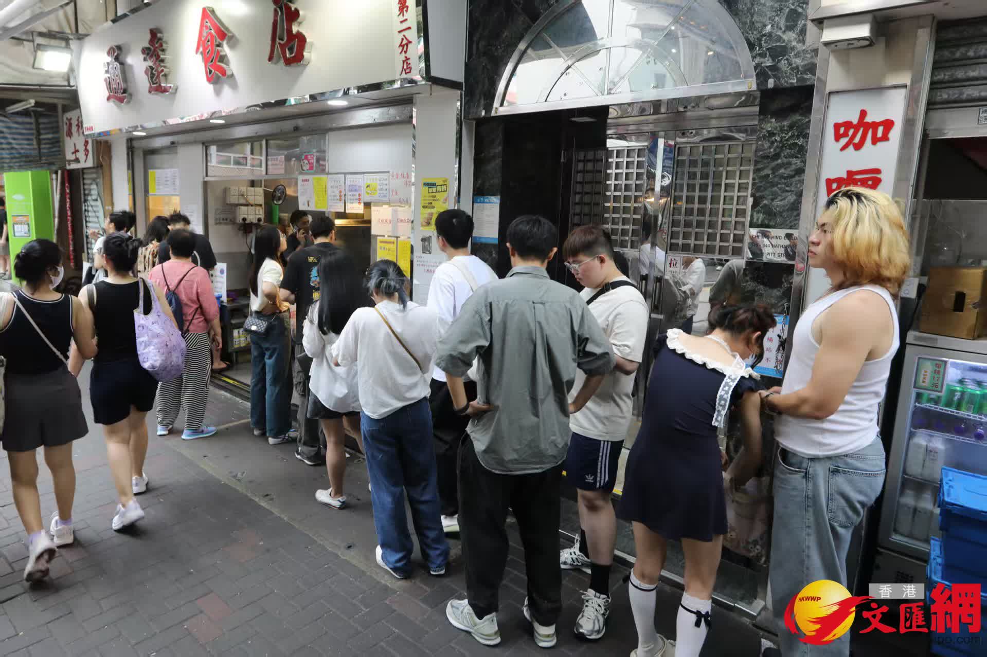 黃金周首日油麻地警署及旺角道天橋網紅打卡點以及附近商場人流情況。(香港文匯報記者黃艾力 攝) 黃金周首日油麻地警署及旺角道天橋網紅打卡點以及附近商場人流情況。(香港文匯報記者黃艾力 攝)