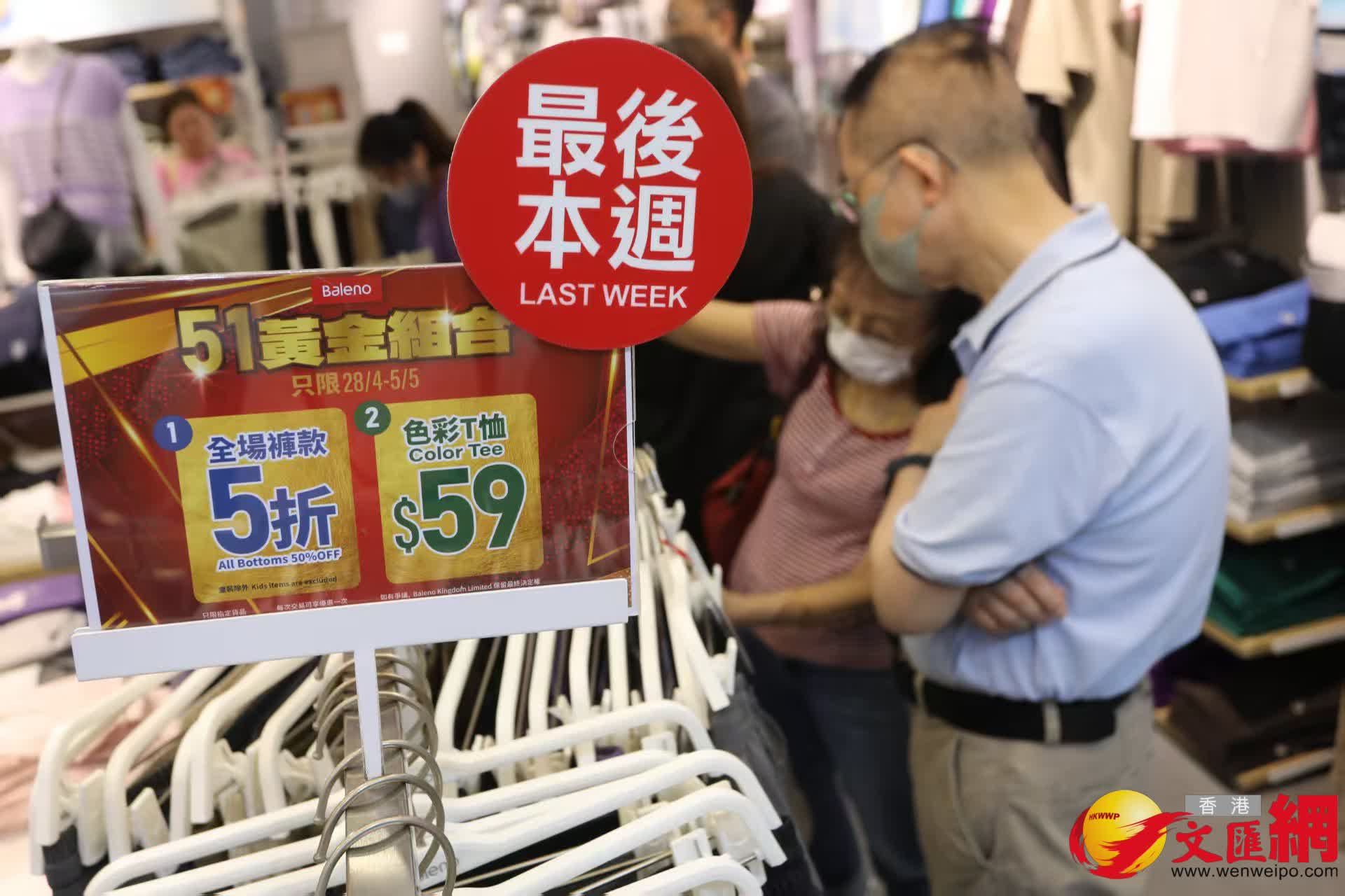 黃金周首日油麻地警署及旺角道天橋網紅打卡點以及附近商場人流情況。(香港文匯報記者黃艾力 攝) 黃金周首日油麻地警署及旺角道天橋網紅打卡點以及附近商場人流情況。(香港文匯報記者黃艾力 攝)