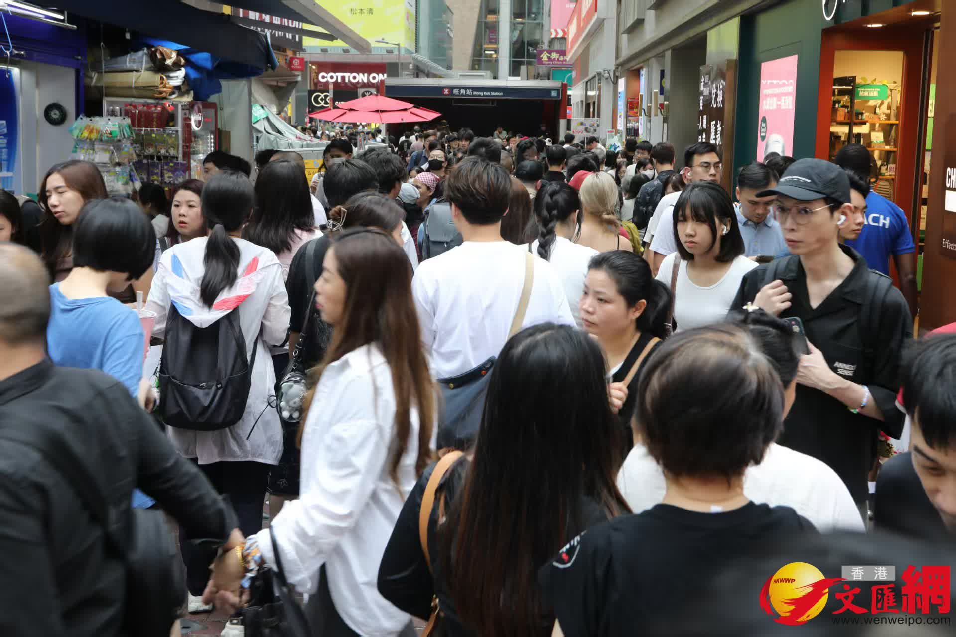 黃金周首日油麻地警署及旺角道天橋網紅打卡點以及附近商場人流情況。(香港文匯報記者黃艾力 攝) 黃金周首日油麻地警署及旺角道天橋網紅打卡點以及附近商場人流情況。(香港文匯報記者黃艾力 攝)