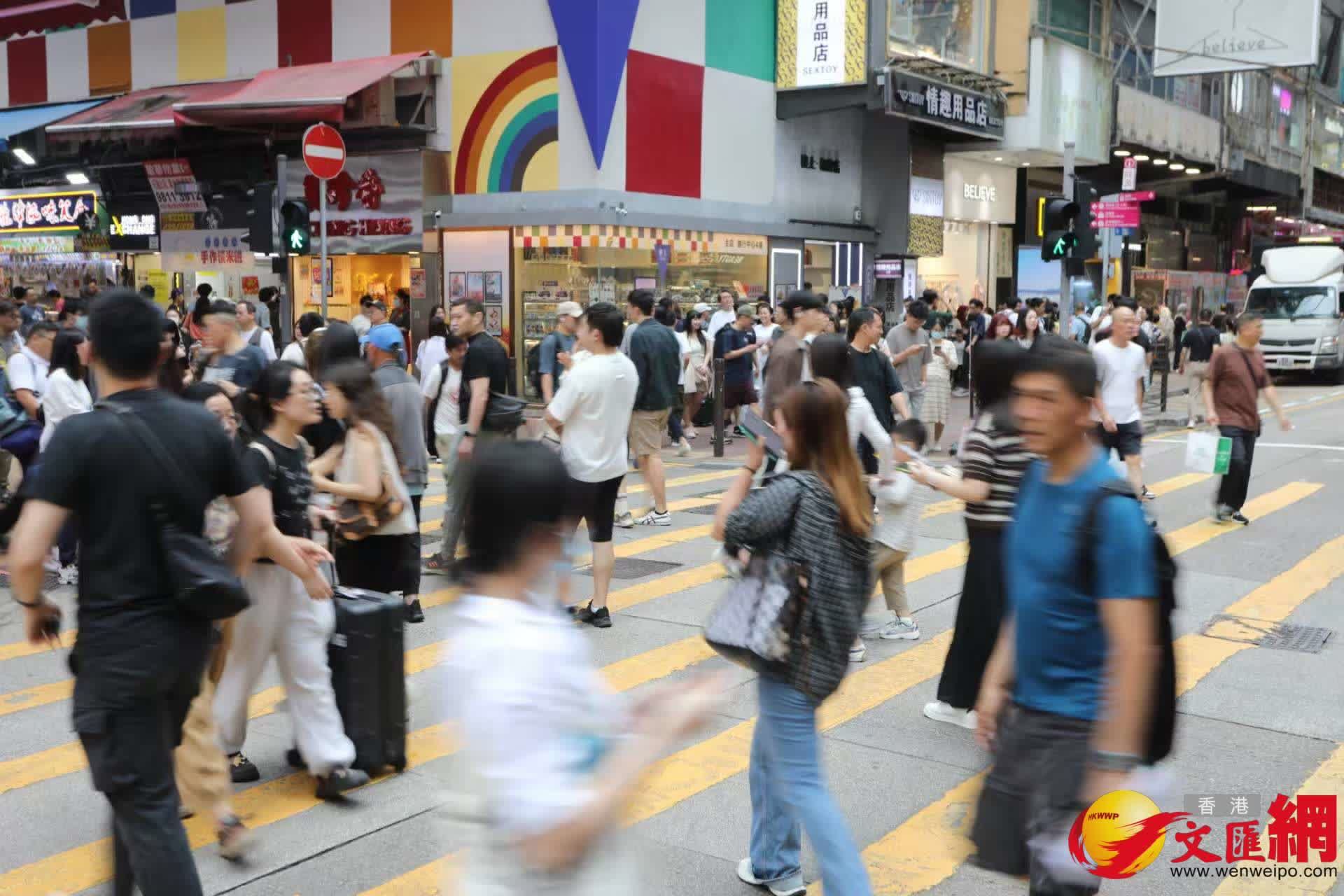 黃金周首日油麻地警署及旺角道天橋網紅打卡點以及附近商場人流情況。(香港文匯報記者黃艾力 攝) 黃金周首日油麻地警署及旺角道天橋網紅打卡點以及附近商場人流情況。(香港文匯報記者黃艾力 攝)