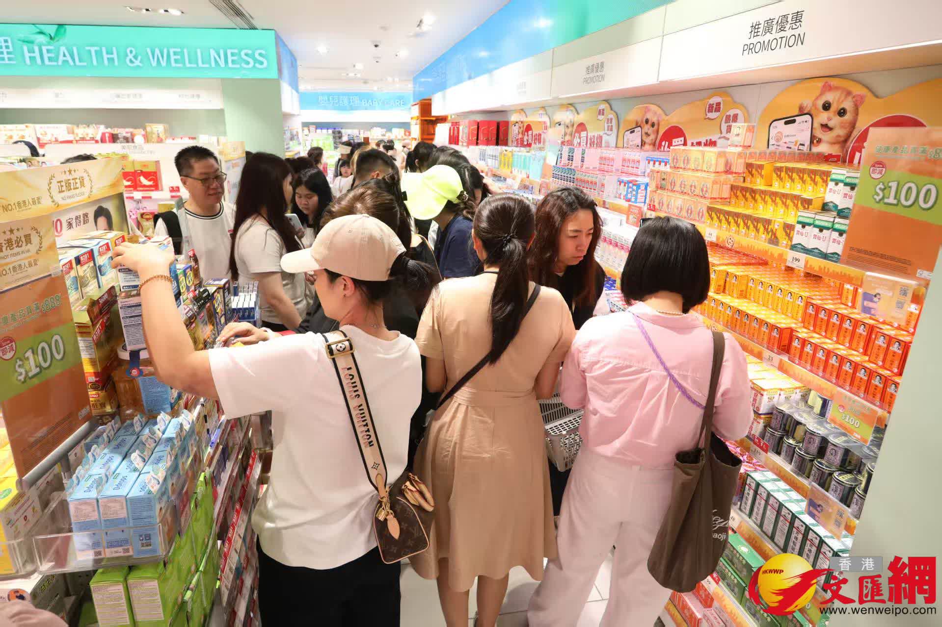 黃金周首日油麻地警署及旺角道天橋網紅打卡點以及附近商場人流情況。(香港文匯報記者黃艾力 攝) 黃金周首日油麻地警署及旺角道天橋網紅打卡點以及附近商場人流情況。(香港文匯報記者黃艾力 攝)