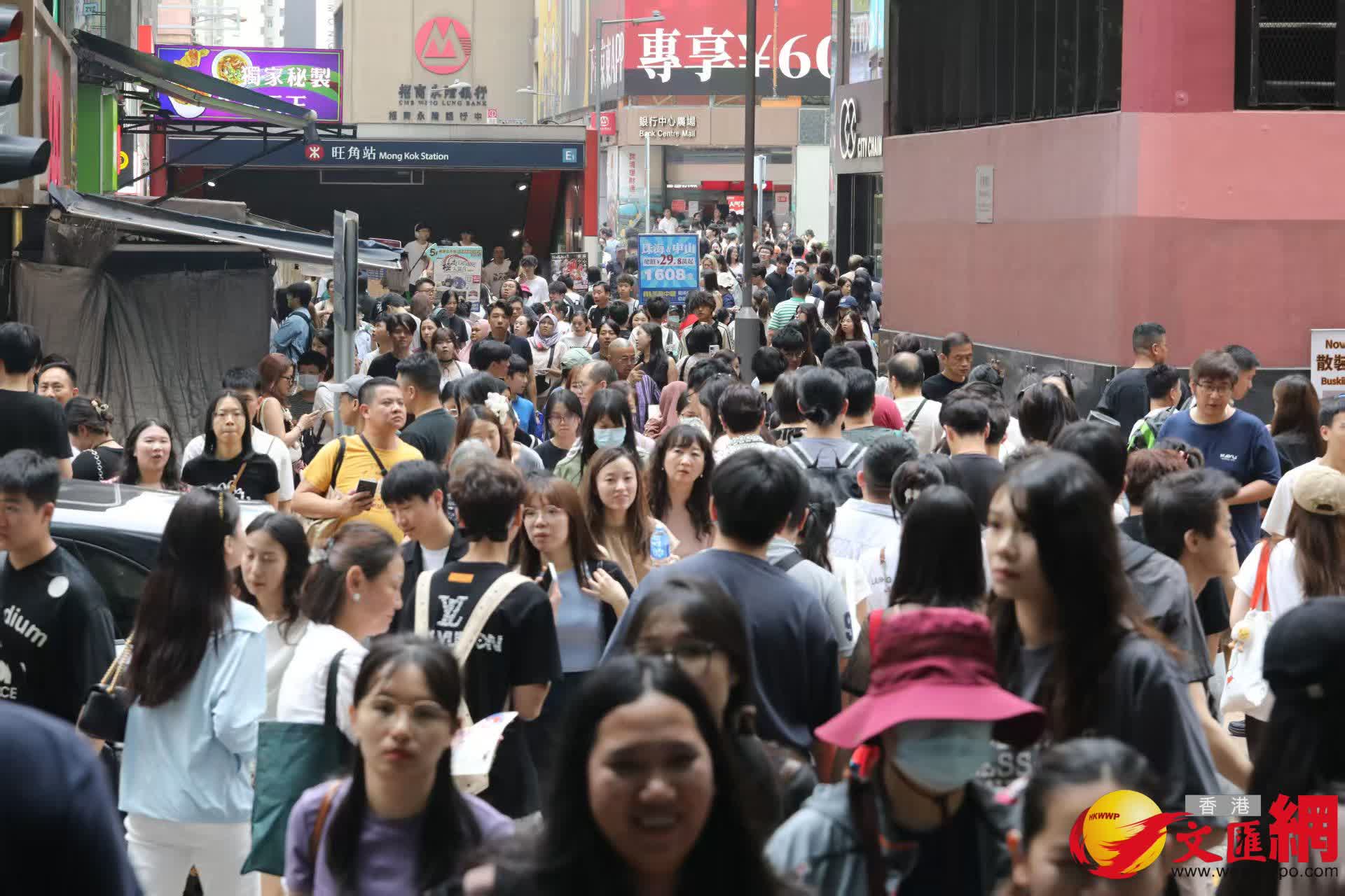 黃金周首日油麻地警署及旺角道天橋網紅打卡點以及附近商場人流情況。(香港文匯報記者黃艾力 攝) 黃金周首日油麻地警署及旺角道天橋網紅打卡點以及附近商場人流情況。(香港文匯報記者黃艾力 攝)