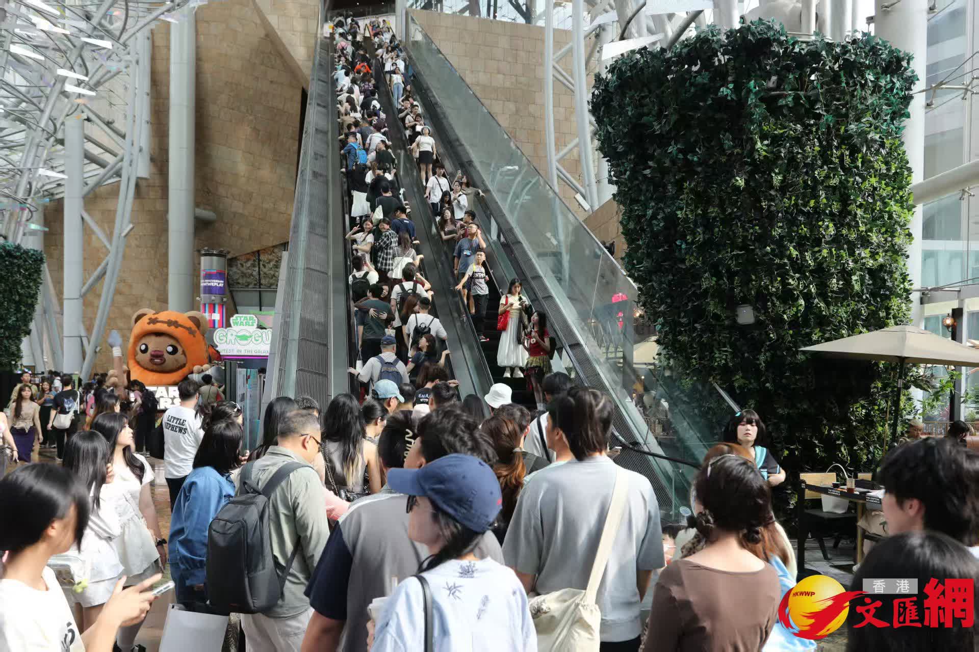 黃金周首日油麻地警署及旺角道天橋網紅打卡點以及附近商場人流情況。(香港文匯報記者黃艾力 攝) 黃金周首日油麻地警署及旺角道天橋網紅打卡點以及附近商場人流情況。(香港文匯報記者黃艾力 攝)