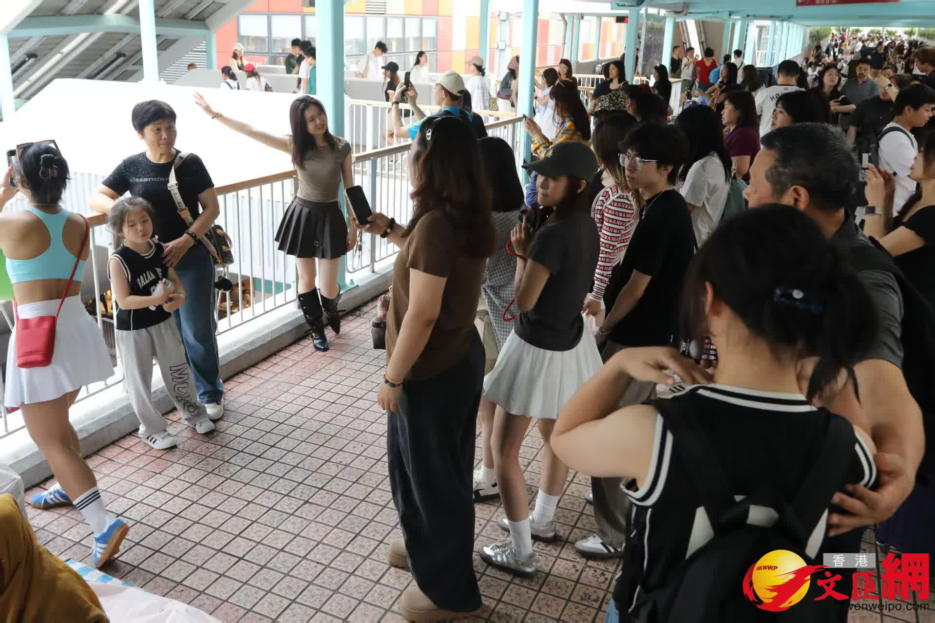 黃金周首日油麻地警署及旺角道天橋網紅打卡點以及附近商場人流情況。(香港文匯報記者黃艾力 攝) 黃金周首日油麻地警署及旺角道天橋網紅打卡點以及附近商場人流情況。(香港文匯報記者黃艾力 攝)