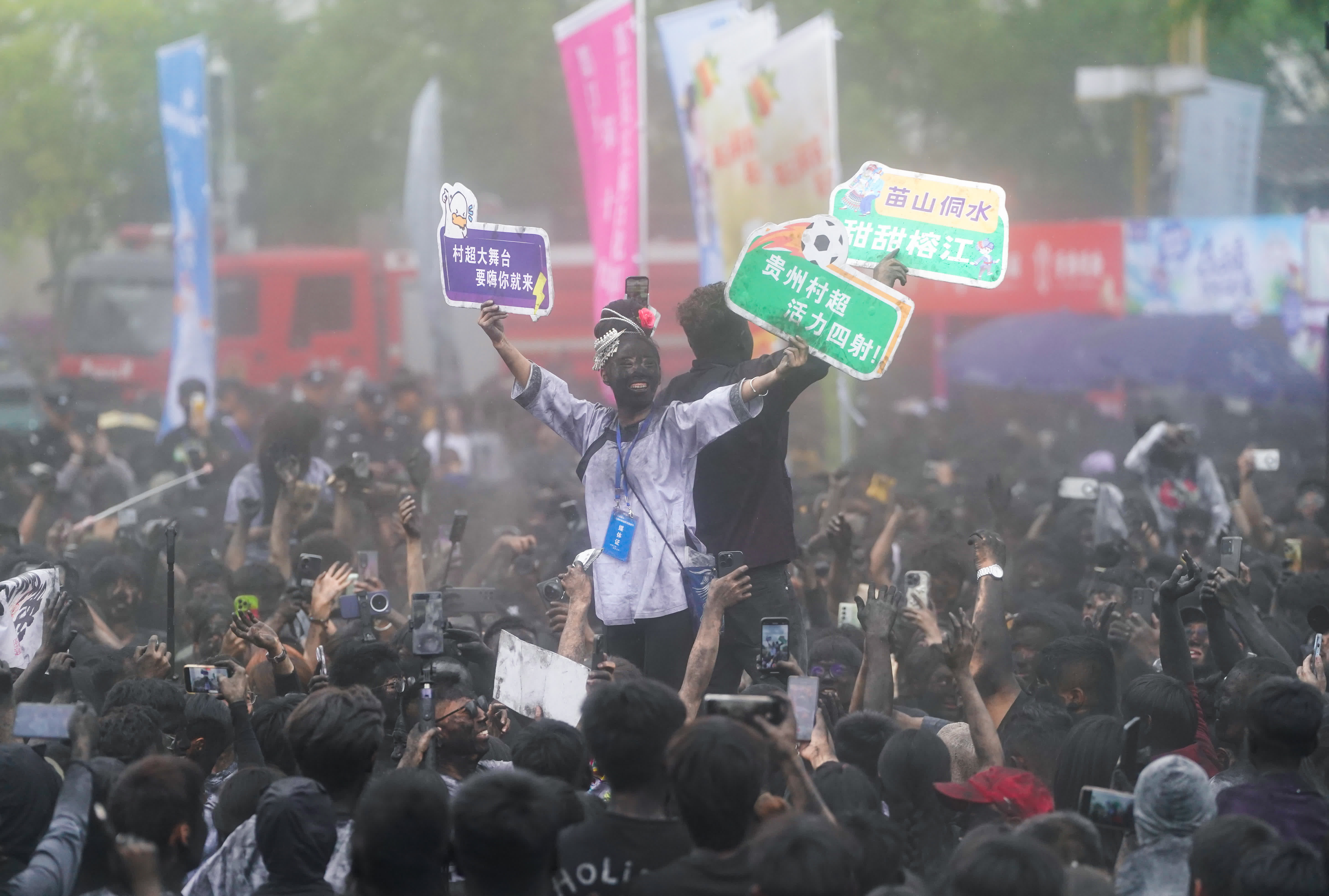 5月2日，來自貴州榕江縣的「村超」推薦官在墨江參加「抹黑臉」狂歡。（新華社）