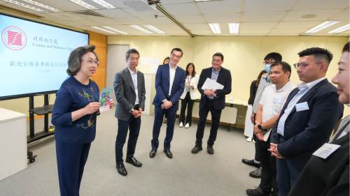 楊何蓓茵探訪政府統計處 冀部門善用科技進整合工作 從而優化人手安排