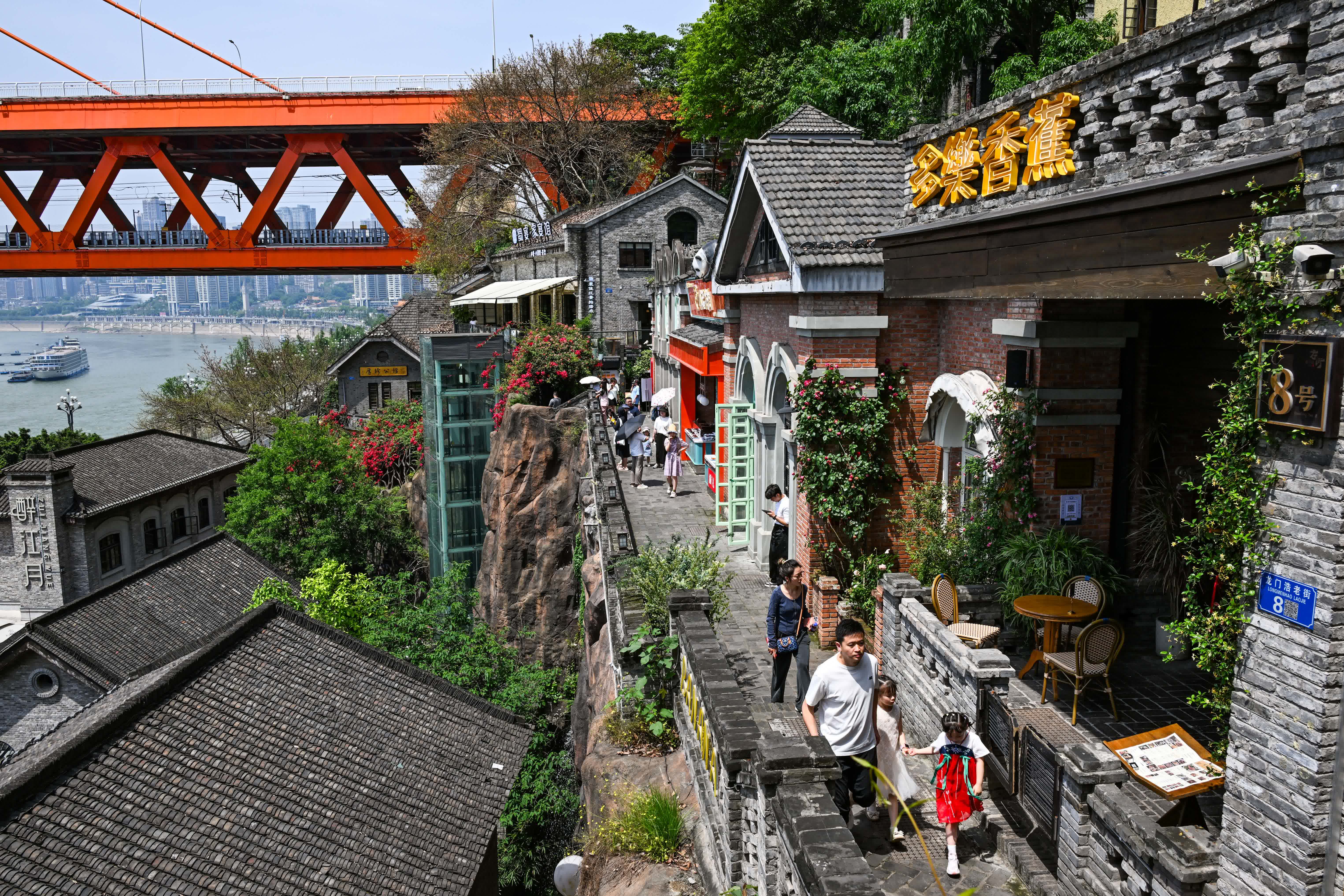 5月1日,遊客在重慶市南岸區龍門浩老街遊覽。(新華社) 5月1日,遊客在重慶市南岸區龍門浩老街遊覽。(新華社)