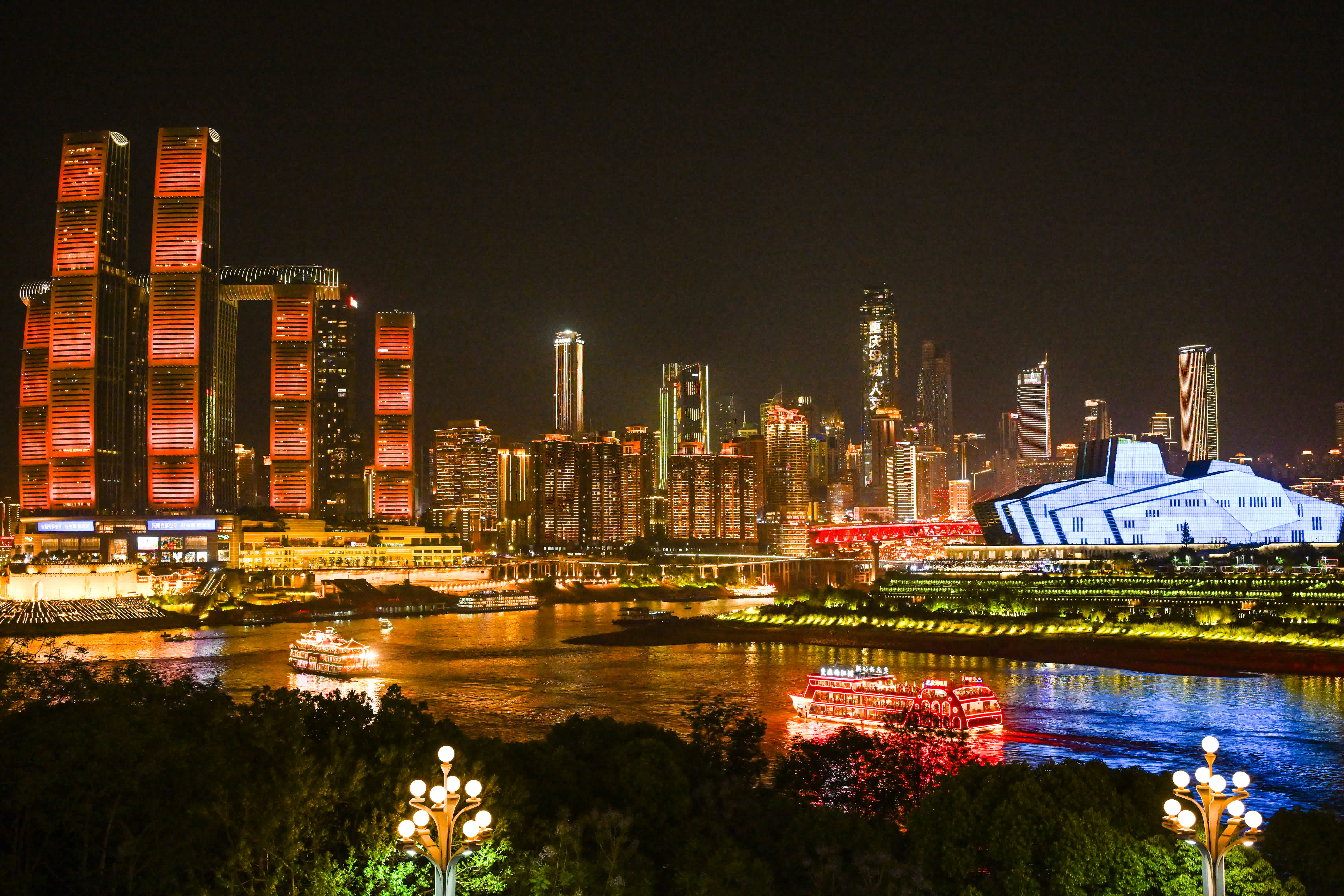 5月1日晚,遊客乘船遊覽重慶夜景。(新華社) 5月1日晚,遊客乘船遊覽重慶夜景。(新華社)