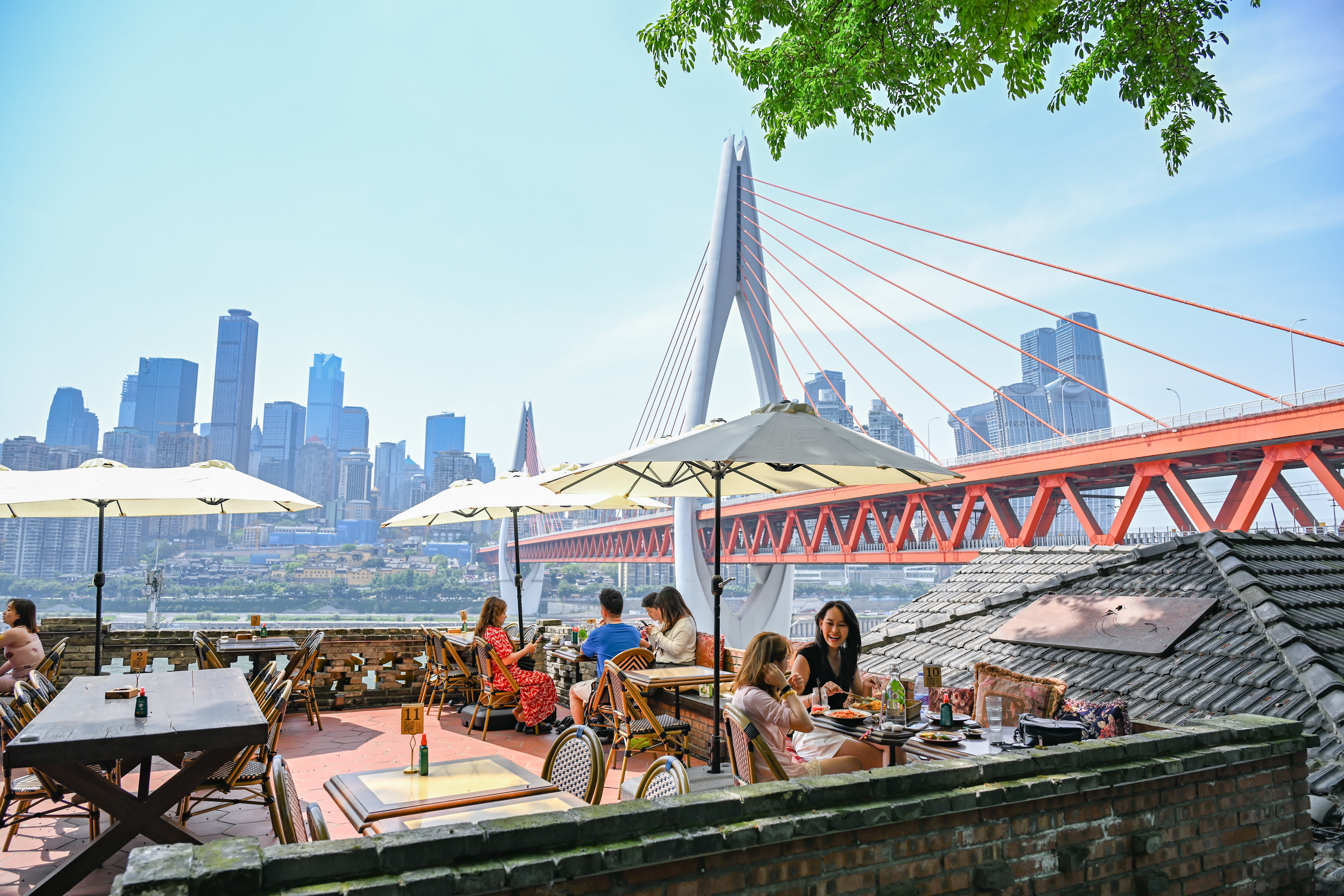 5月1日,遊客在重慶市南岸區龍門浩老街一餐廳用餐。(新華社) 5月1日,遊客在重慶市南岸區龍門浩老街一餐廳用餐。(新華社)