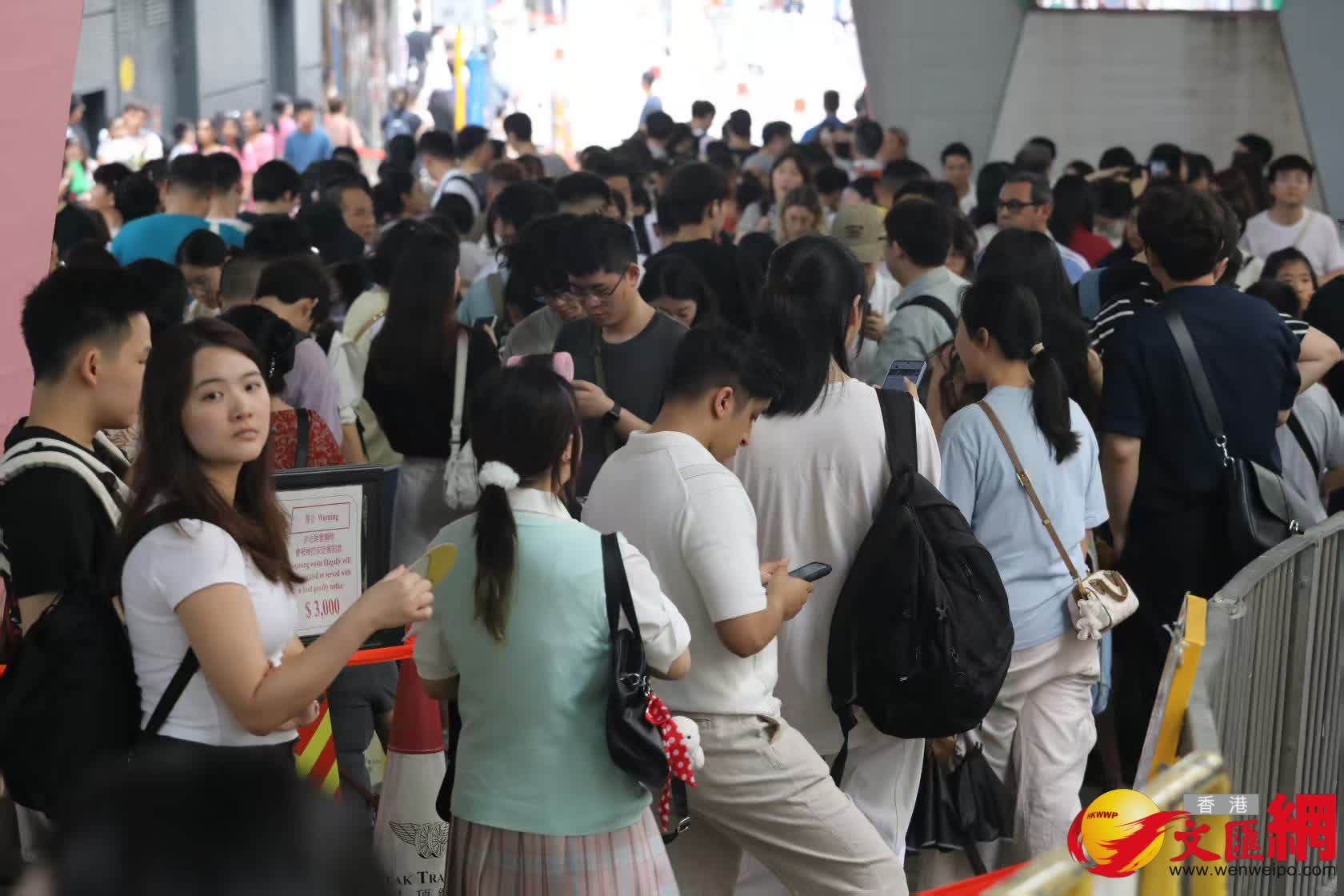五一黃金周山頂纜車中環站排隊情況。(香港文匯報記者黃艾力攝) 五一黃金周山頂纜車中環站排隊情況。(香港文匯報記者黃艾力攝)