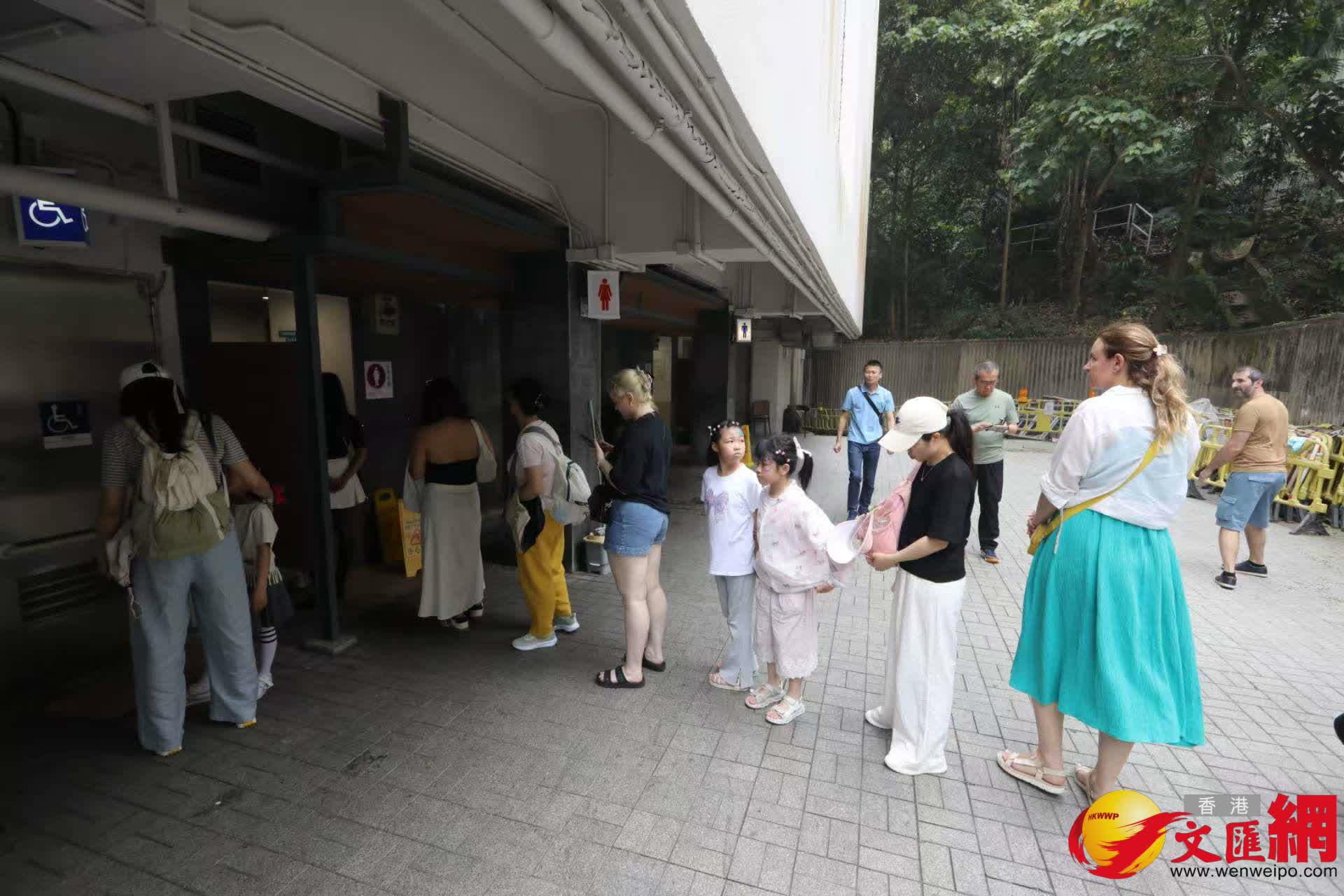 五一黃金周山頂纜車中環站排隊情況。(香港文匯報記者黃艾力攝) 五一黃金周山頂纜車中環站排隊情況。(香港文匯報記者黃艾力攝)