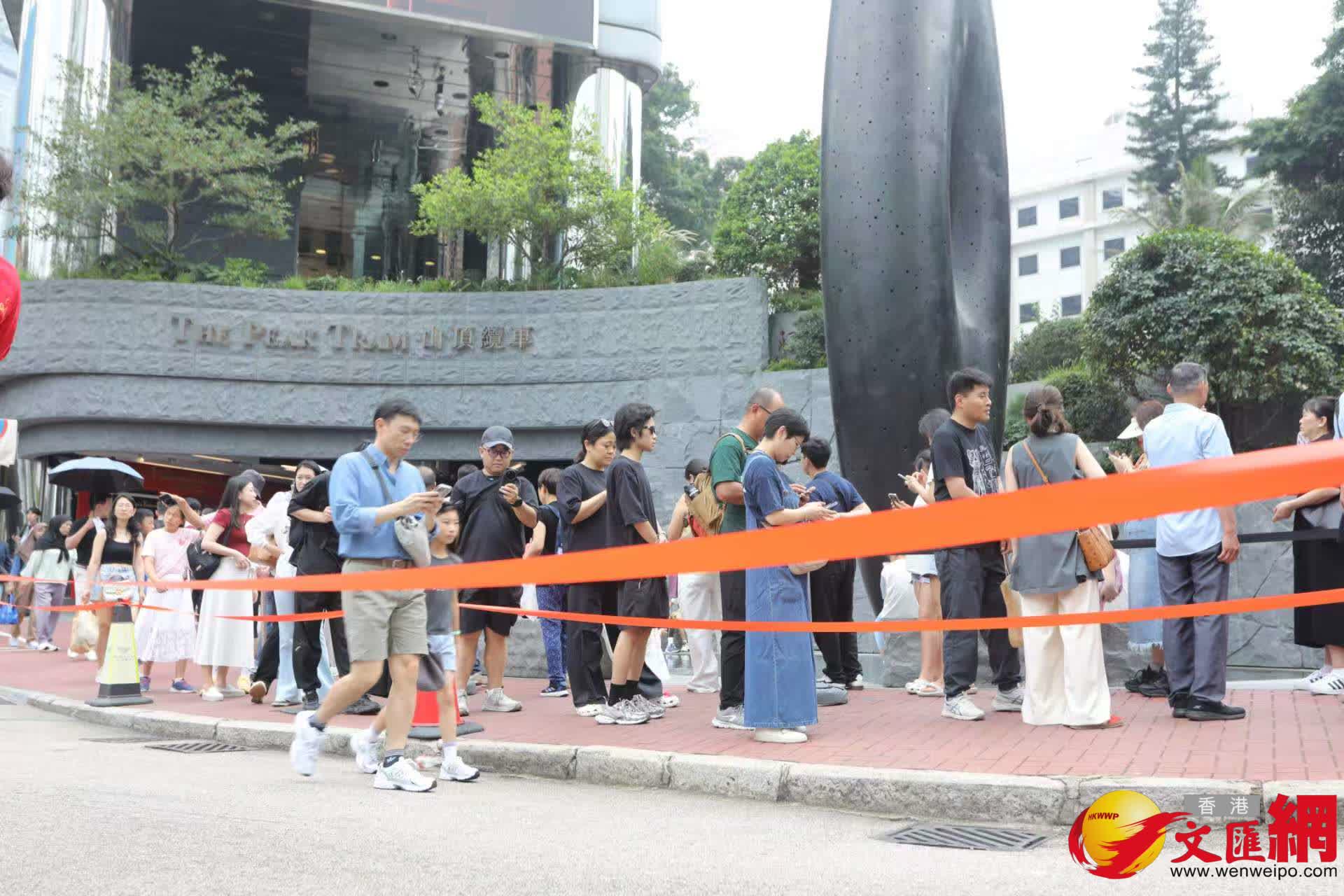 五一黃金周山頂纜車中環站排隊情況。(香港文匯報記者黃艾力攝) 五一黃金周山頂纜車中環站排隊情況。(香港文匯報記者黃艾力攝)