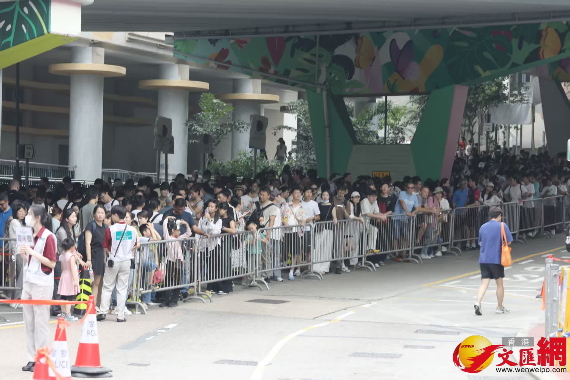 五一黃金周山頂纜車中環站排隊情況。(香港文匯報記者黃艾力攝) 五一黃金周山頂纜車中環站排隊情況。(香港文匯報記者黃艾力攝)