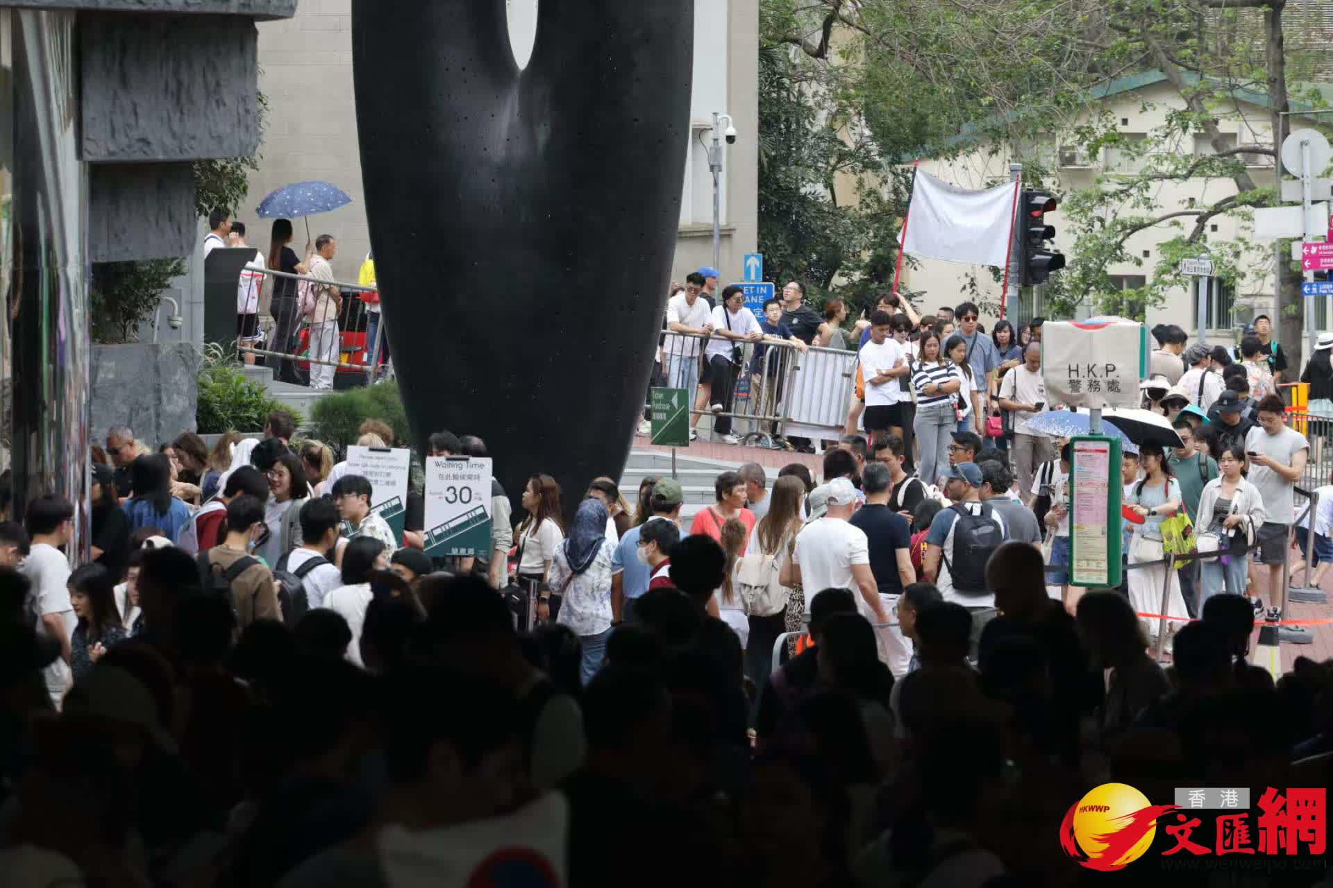 五一黃金周山頂纜車中環站排隊情況。(香港文匯報記者黃艾力攝) 五一黃金周山頂纜車中環站排隊情況。(香港文匯報記者黃艾力攝)