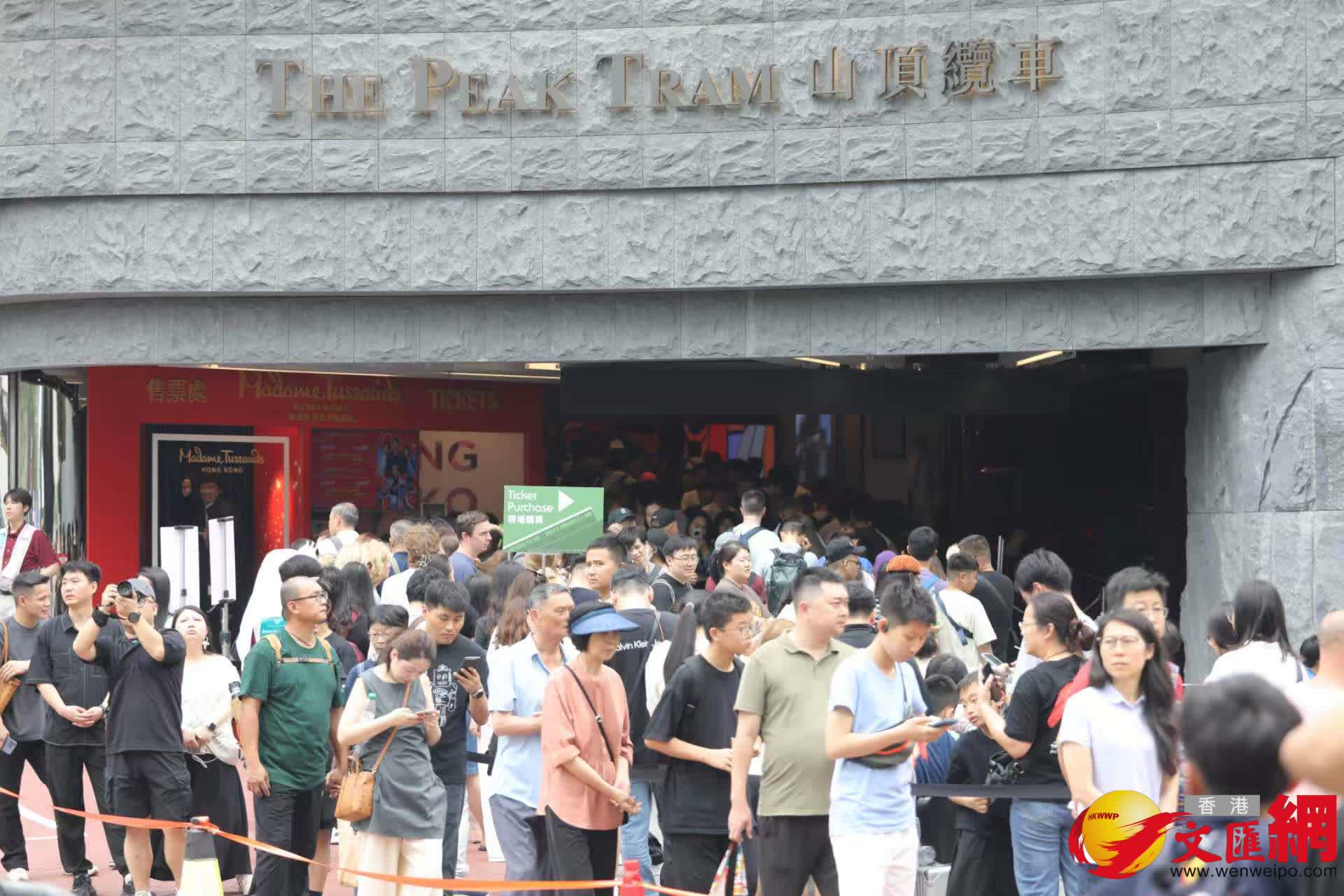 五一黃金周山頂纜車中環站排隊情況。(香港文匯報記者黃艾力攝) 五一黃金周山頂纜車中環站排隊情況。(香港文匯報記者黃艾力攝)