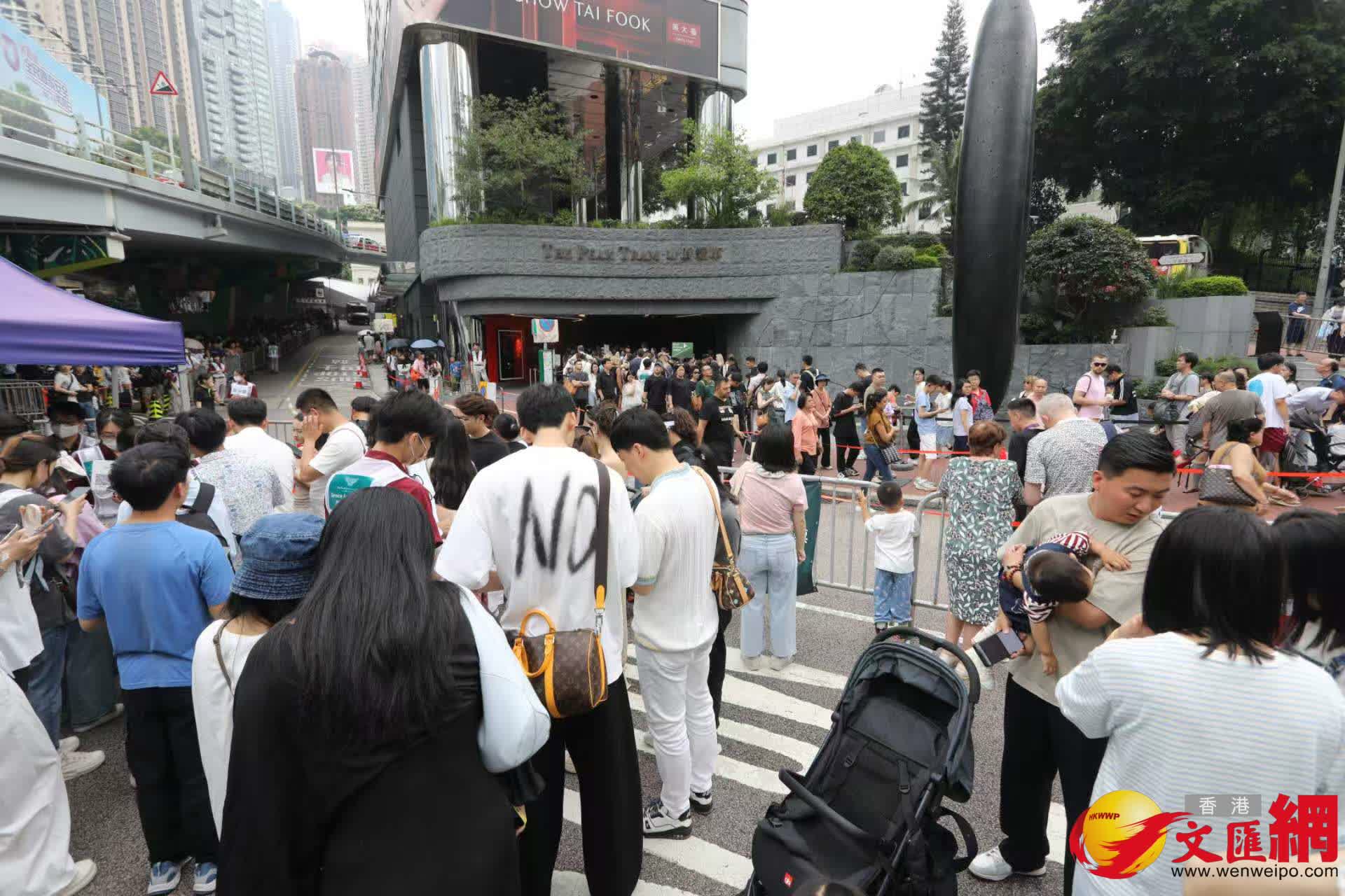 五一黃金周山頂纜車中環站排隊情況。(香港文匯報記者黃艾力攝) 五一黃金周山頂纜車中環站排隊情況。(香港文匯報記者黃艾力攝)